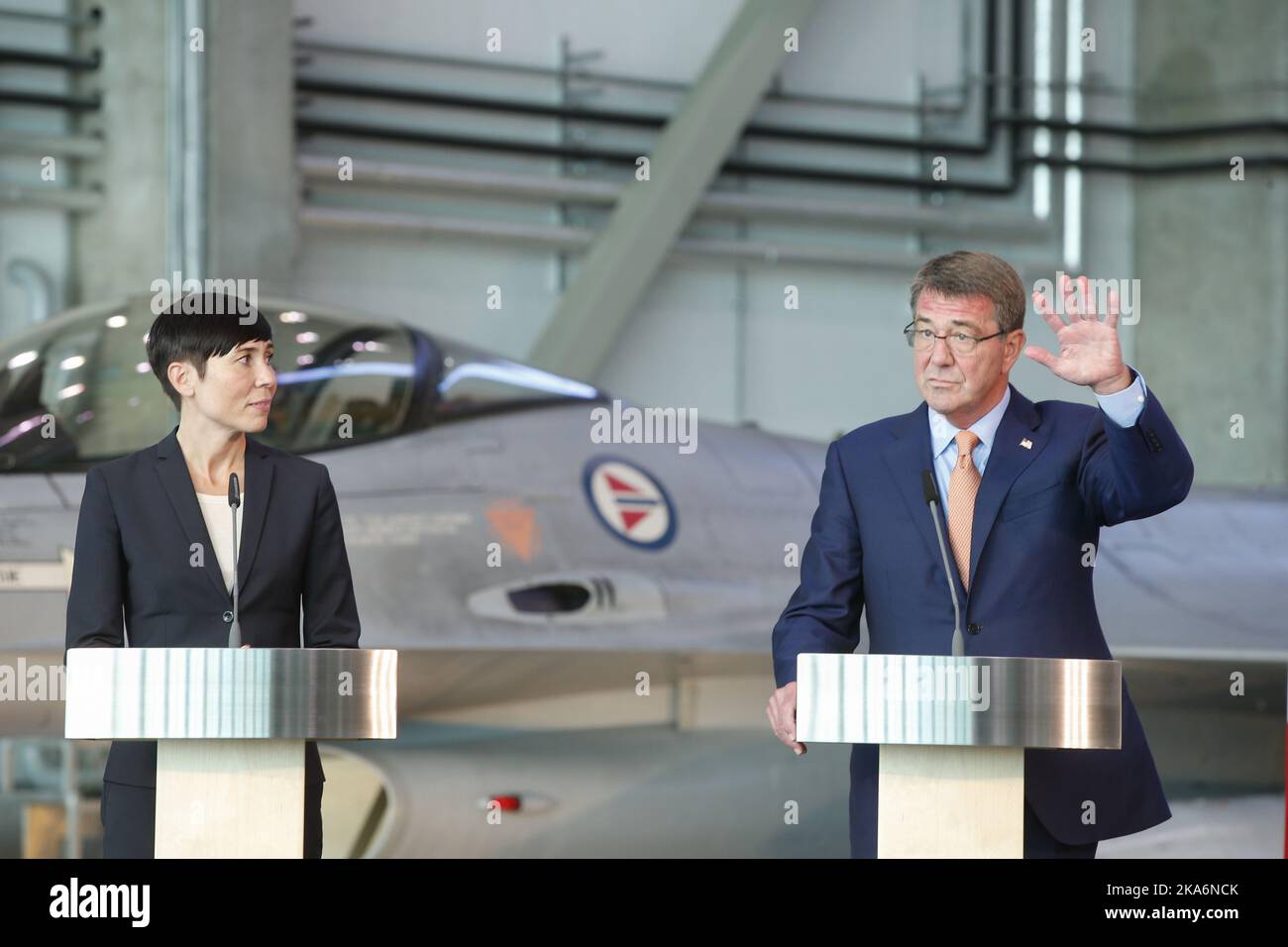 Gardermoen, Norwegen 20160909. Die US-Verteidigungsministerin Ashton Carter und die norwegische Verteidigungsministerin Marie Eriksen Soereide während einer Pressekonferenz am Freitagnachmittag auf dem Militärflughafen Gardermoen. Foto: Terje Pedersen / NTB scanpix Stockfoto