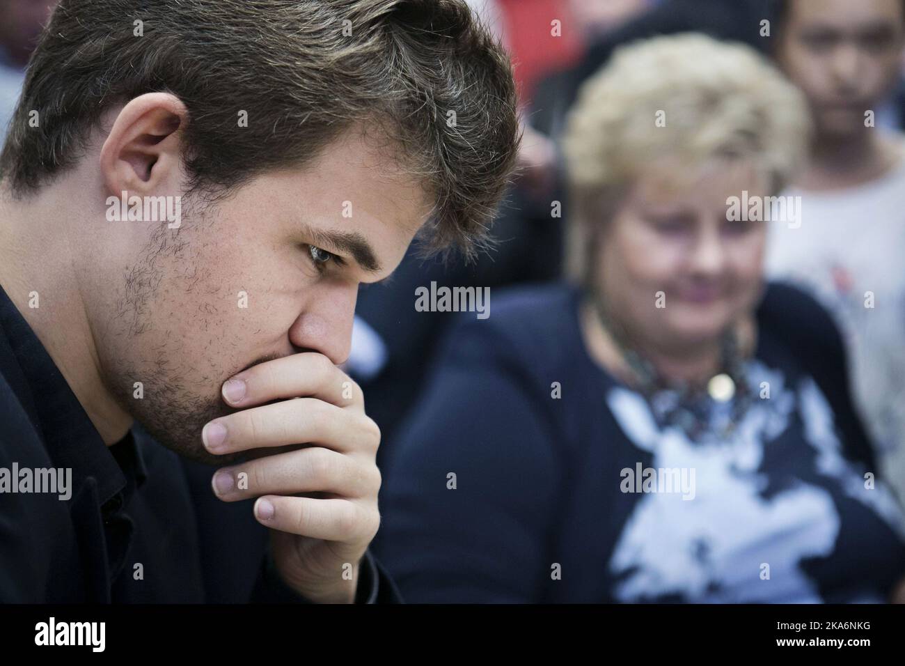 New York, USA 20160923. Der norwegische Premierminister Erna Solberg (Hintergrund) und der Schachgroßmeister Magnus Carlsen besuchen die öffentliche Schule IST 318 in Brooklyn. Über 70 % der Schüler der Schule stammen aus Familien, deren Einkommen unter der Armutsgrenze liegt, und über 90 % haben eine Minderheit an Bakgrunn. Das Schachprogramm der Schule wurde als das beste Mittelschulprogramm in den USA bezeichnet, hat mehr nationale Meisterschaften gewonnen als jede andere Schule im Land. Foto: Pontus Hook / NTB scanpix Stockfoto