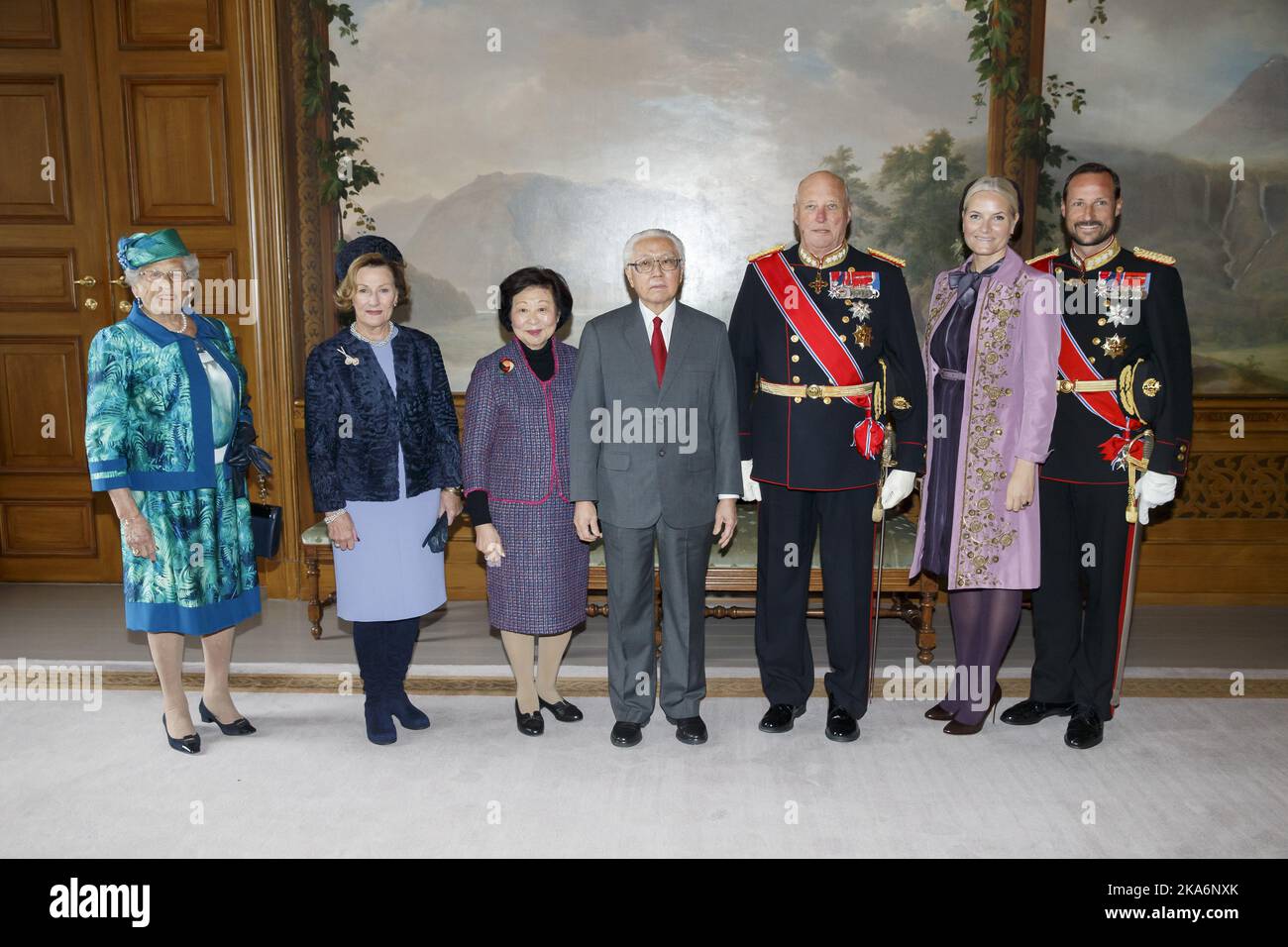 OSLO, Norwegen 20161010. Staatsbesuch aus Singapur. König Harald und Königin Sonja mit Singapurs Präsident Tony Tan Keng Yam und der Präsidentin Mary Tan (Mary Chee Bee Kiang) im Vogelzimmer im Palast während ihres Staatsbesuches in Norwegen. Von links: Prinzessin Astred, Frau Ferner, Königin Sonja, Präsidentin Mary Tan, Präsident Tony Tan Keng Yam, König Harald, Kronprinzessin Mette Marit und Kronprinz Haakon. Foto: Cornelius Poppe / NTB scanpix [LANUAGESEPARATOR] OSLO 20161010. StatsbesÃ¸k Singapur. Kong Harald OG Dronning Sonja samt med Singapurs Präsident Tony Tan Keng Yam OG Präsident Stockfoto