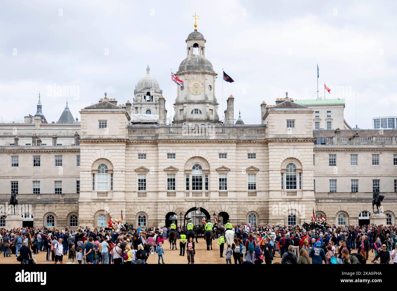 [MccLi0000732] die Union-Jack-Flaggen fliegen heute mit voller Mast, nachdem Karl III. Im Beitrittsrat offiziell König erklärt hat. Abbildung: Union Jack Fl Stockfoto