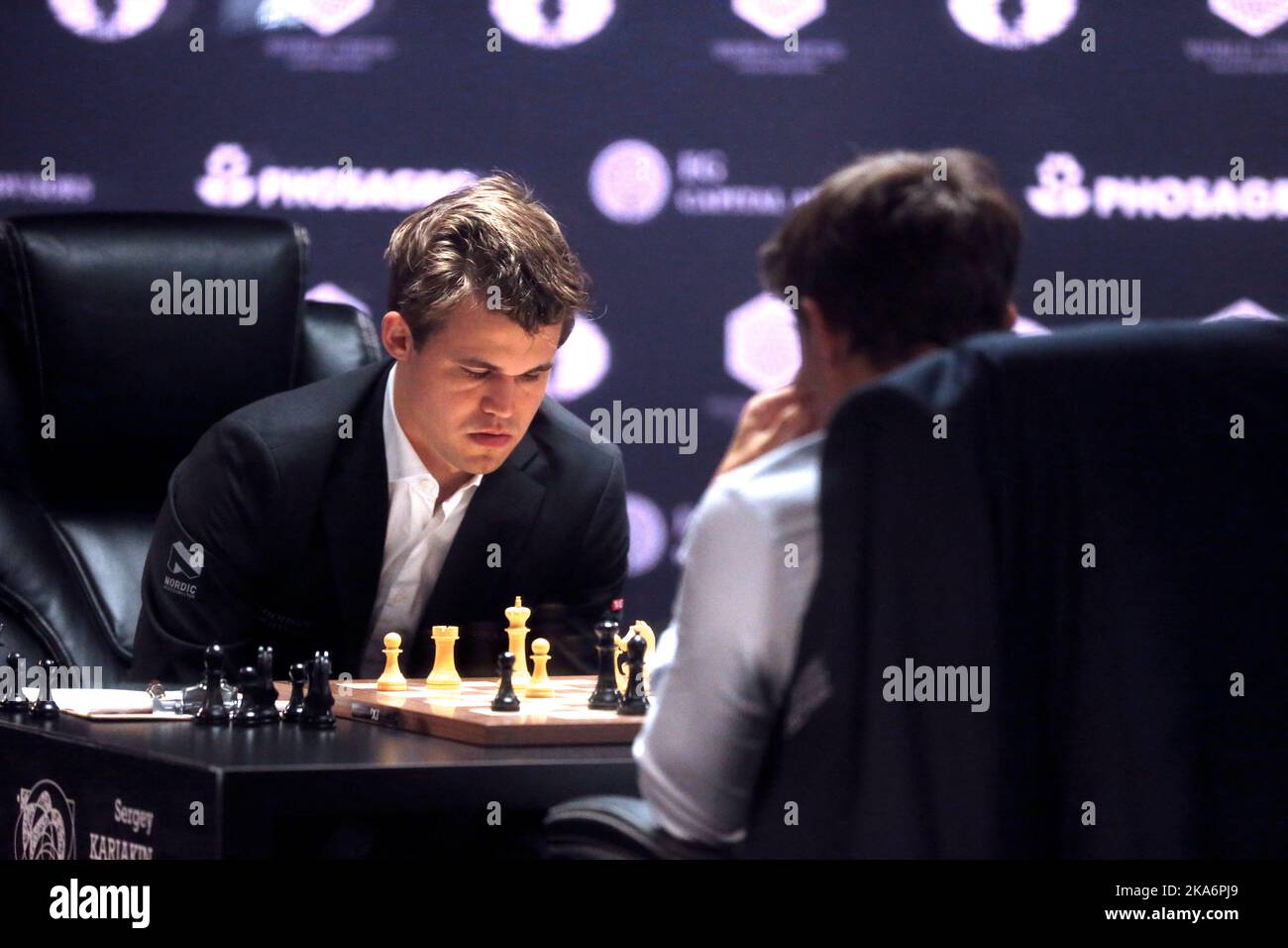 New York, USA 20161114. Die Schachspieler Magnus Carlsen (links) und Sergey Karjakin während des dritten Schachspiels bei den Weltmeisterschaften. Foto: Ole Kristian Stroem / VG / NTB scanpix Stockfoto