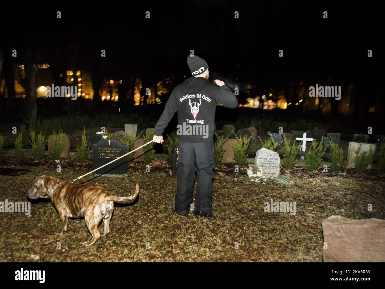 Selbstkontrollgruppe Odin-Soldaten oder Soldaten von Odin patrouillieren am Samstagabend auf den Straßen von Drammen. Foto: Heiko Junge / NTB scanpix Stockfoto