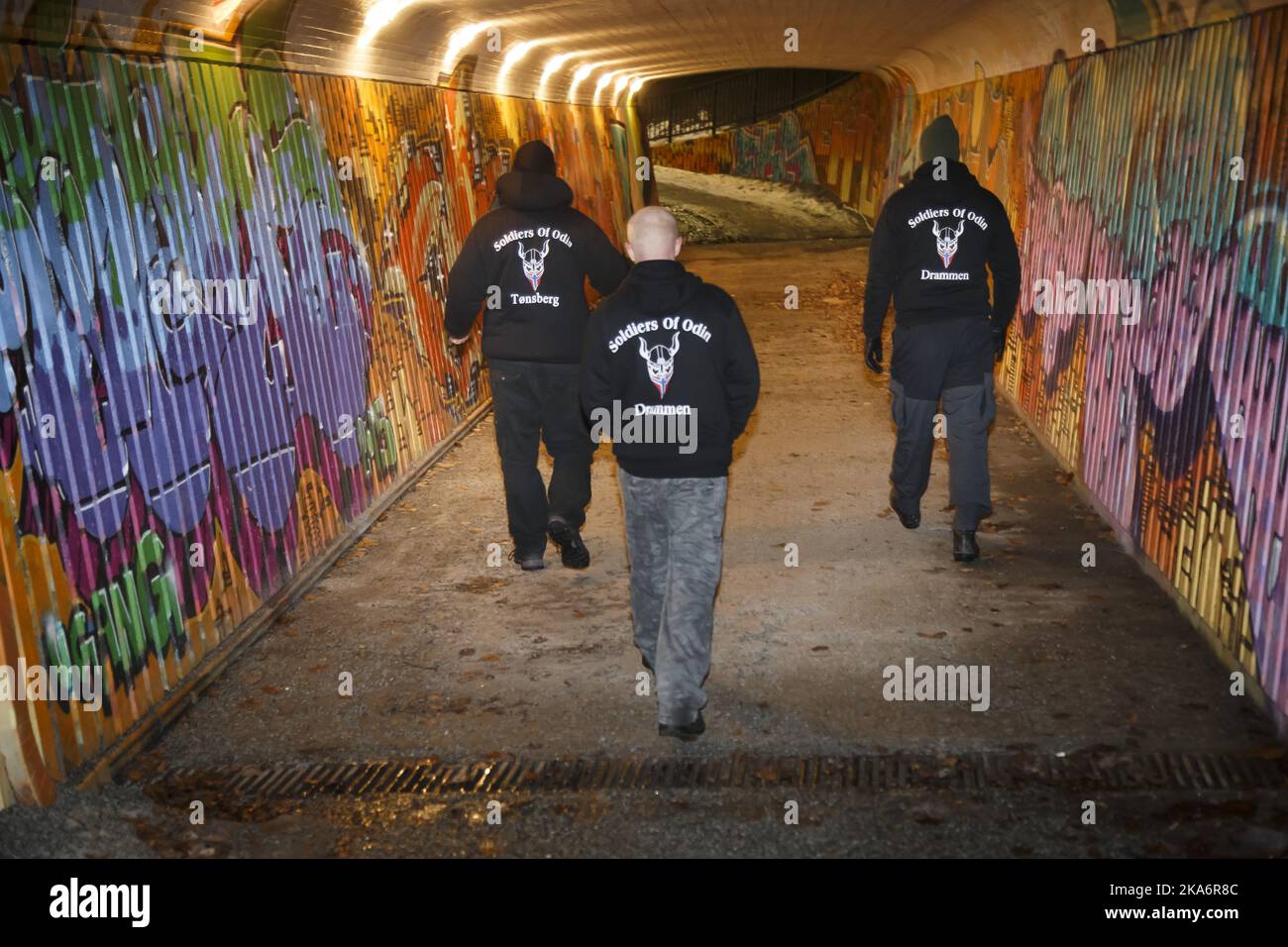 Selbstkontrollgruppe Odin-Soldaten oder Soldaten von Odin patrouillieren am Samstagabend auf den Straßen von Drammen. Foto: Heiko Junge / NTB scanpix Stockfoto