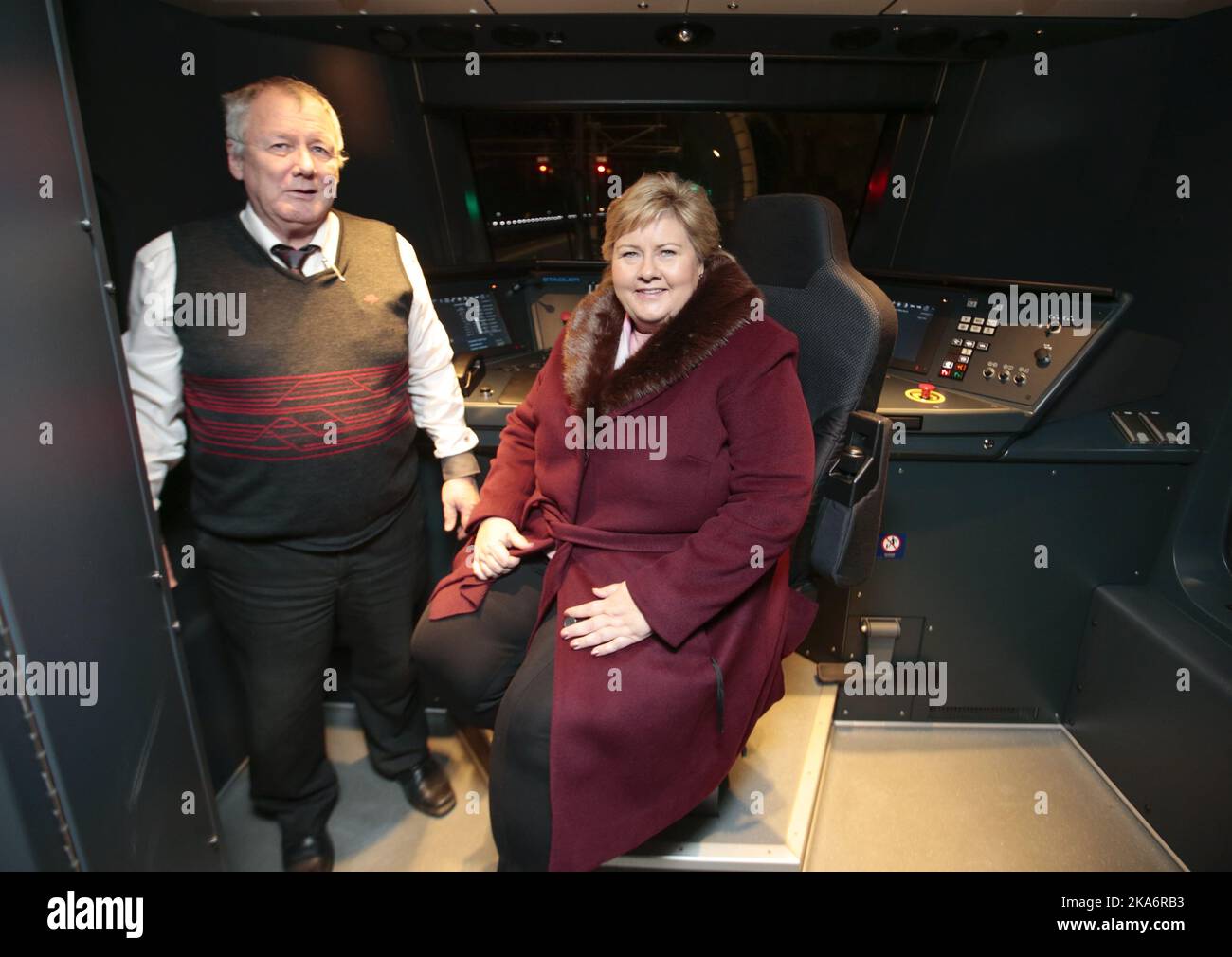 Holmestrand, Norwegen 20161217. Premierministerin Erna Solberg nimmt an der Eröffnung des neuen Bahnhofs in Holmestrand Teil. Fast 800 Schüler und mehrere Organisationen und Clubs haben den längsten Ingwerbrot-Zug der Welt gemacht. Er ist 370,75 Meter lang. Foto: Lise Aaserud / NTB scanpix Stockfoto