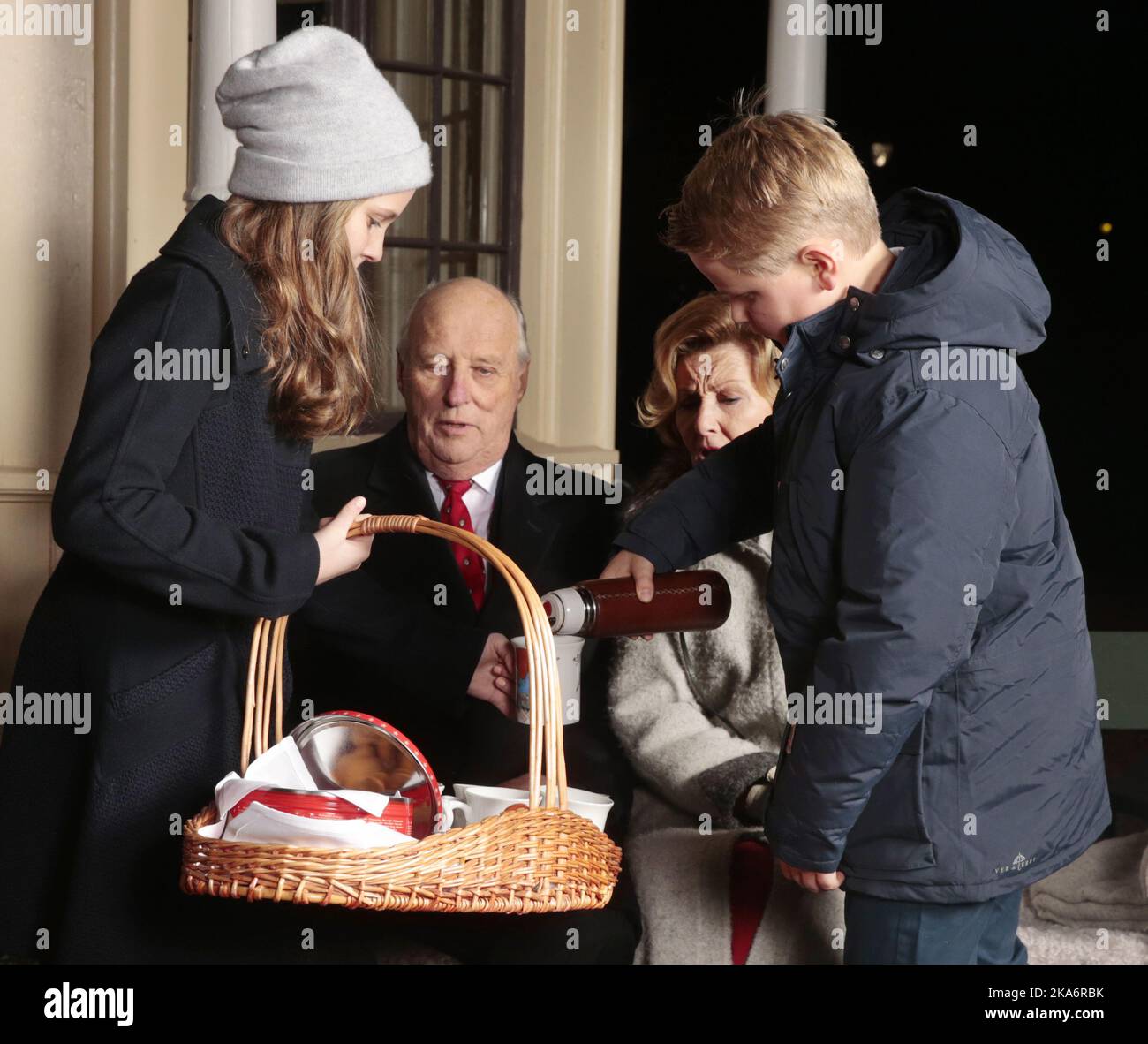 Oslo, Norwegen 20161220. Prinzessin Ingrid Alexandra und Prinz Sverre Magnus servieren vor dem Pavillon im Royal Palace Park am Dienstagnachmittag Glühwein und Ingwer-Schnappschüsse an König Harald und Königin Sonja. Foto: Lise Aaserud / NTB scanpix Stockfoto