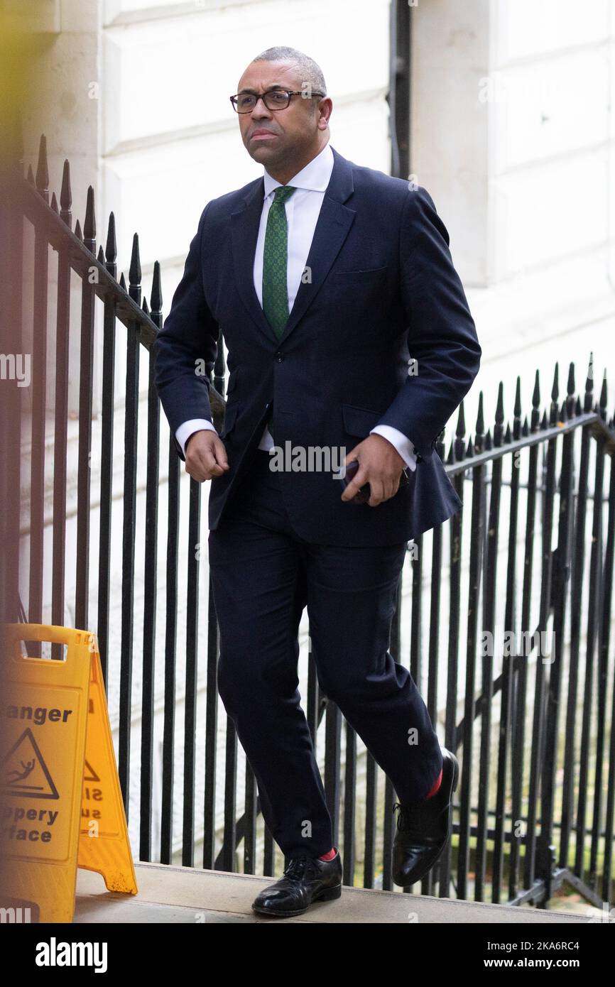 James trifft heute Nachmittag geschickt in der Downing Street ein, während Premierminister Rishi versenkte und seine Kabinettsminister ernennt. Bild auf 2 aufgenommen Stockfoto