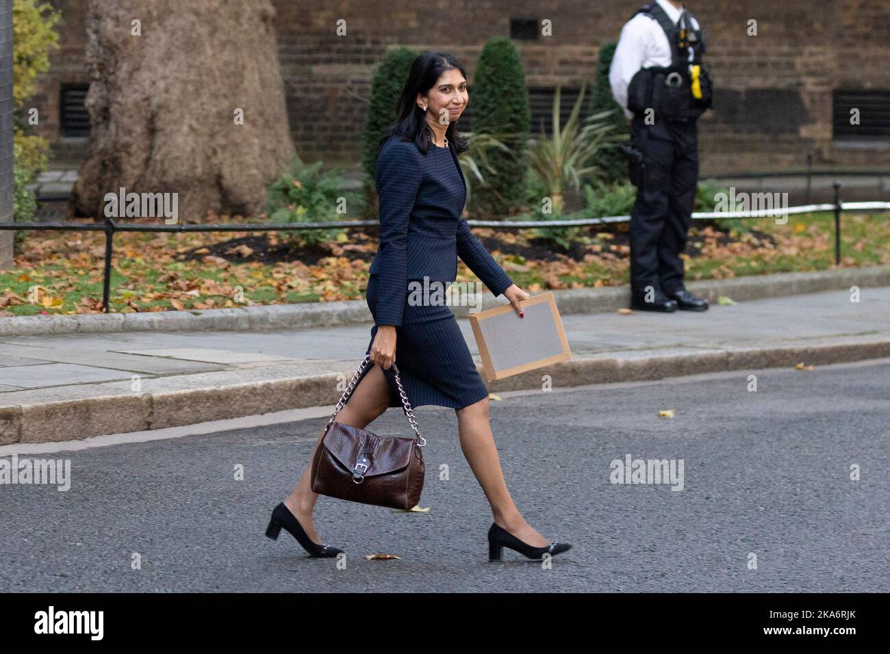 Suella Braverman verlässt heute Nachmittag die Downing Street, während Premierminister Rishi Sunak sein neues Kabinett ernennt. Bild aufgenommen am 25. Okt Stockfoto