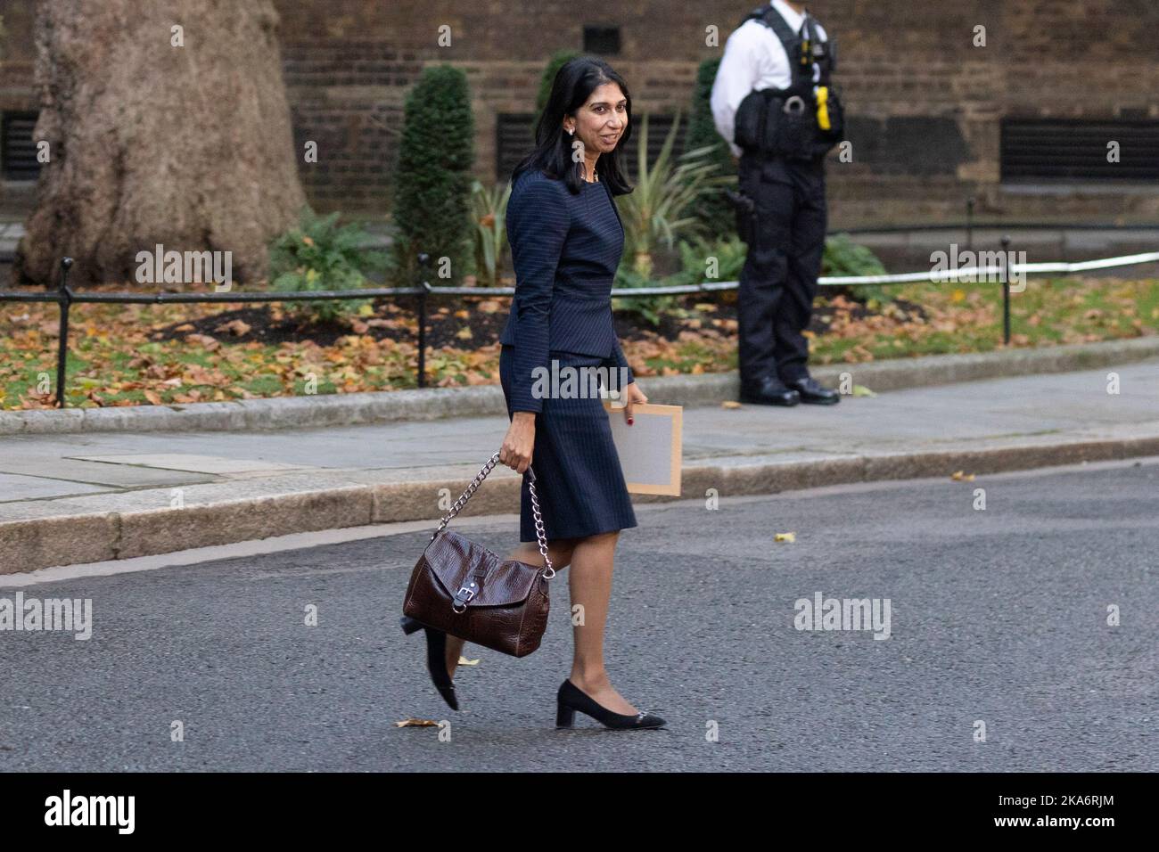Suella Braverman verlässt heute Nachmittag die Downing Street, während Premierminister Rishi Sunak sein neues Kabinett ernennt. Bild aufgenommen am 25. Okt Stockfoto