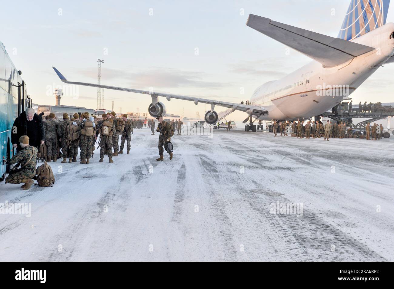 Eine Boeing 747 mit rund 300 US-Marineinfanteristen landete am Montag, den 16. Januar 2017, für eine sechsmonatige Probezeit in Stordal, Norwegen. Dies ist das erste Mal, dass ausländische Truppen hier seit dem Zweiten Weltkrieg stationiert werden dürfen. Foto: NED Alley / NTB scanpix Stockfoto