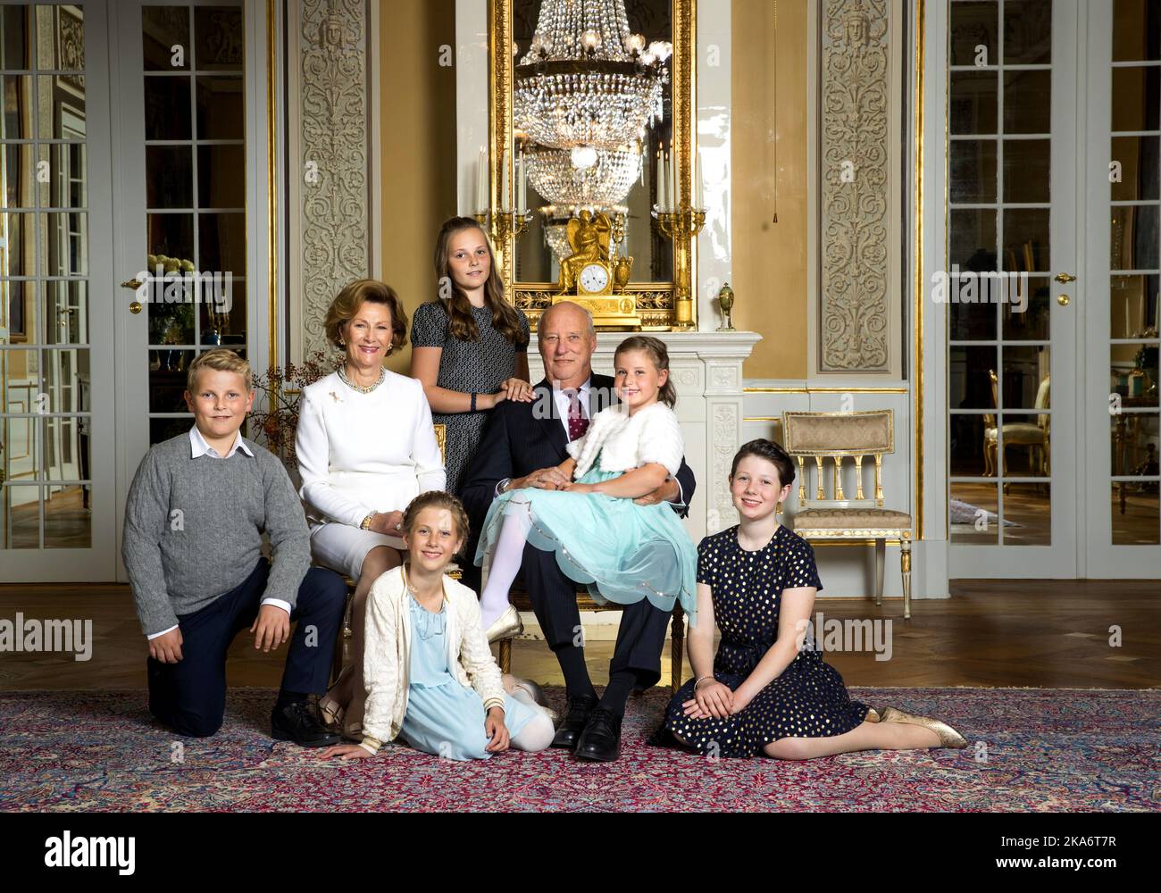 Oslo, Norwegen 20161017. König Harald und Königin Sonja 80 Jahre. Anlässlich der 80-jährigen Geburtstage des Königspaares wird die königliche Familie in der White Lounge im Königlichen Palast in Oslo fotografiert. Prinz Sverre Magnus (links), Königin Sonja, Prinzessin Ingrid Alexandra, König Harald, Leah Isadora Behn (vorne sitzend), Emma Tallulah Behn und Maud Angelica Behn. Foto: Lise Aaserud / NTB scanpix [LANUAGESEPARATOR] Oslo 20161017. Kong Harald Og dronning Sonja 80 Ã¥r. I anledning kongeparets 80-Ã¥rs bursdager er kongefamilien fotografiert i den hvite salong pÃ¥ Slottet i Oslo. Prins Sverre Magnus (t.v Stockfoto