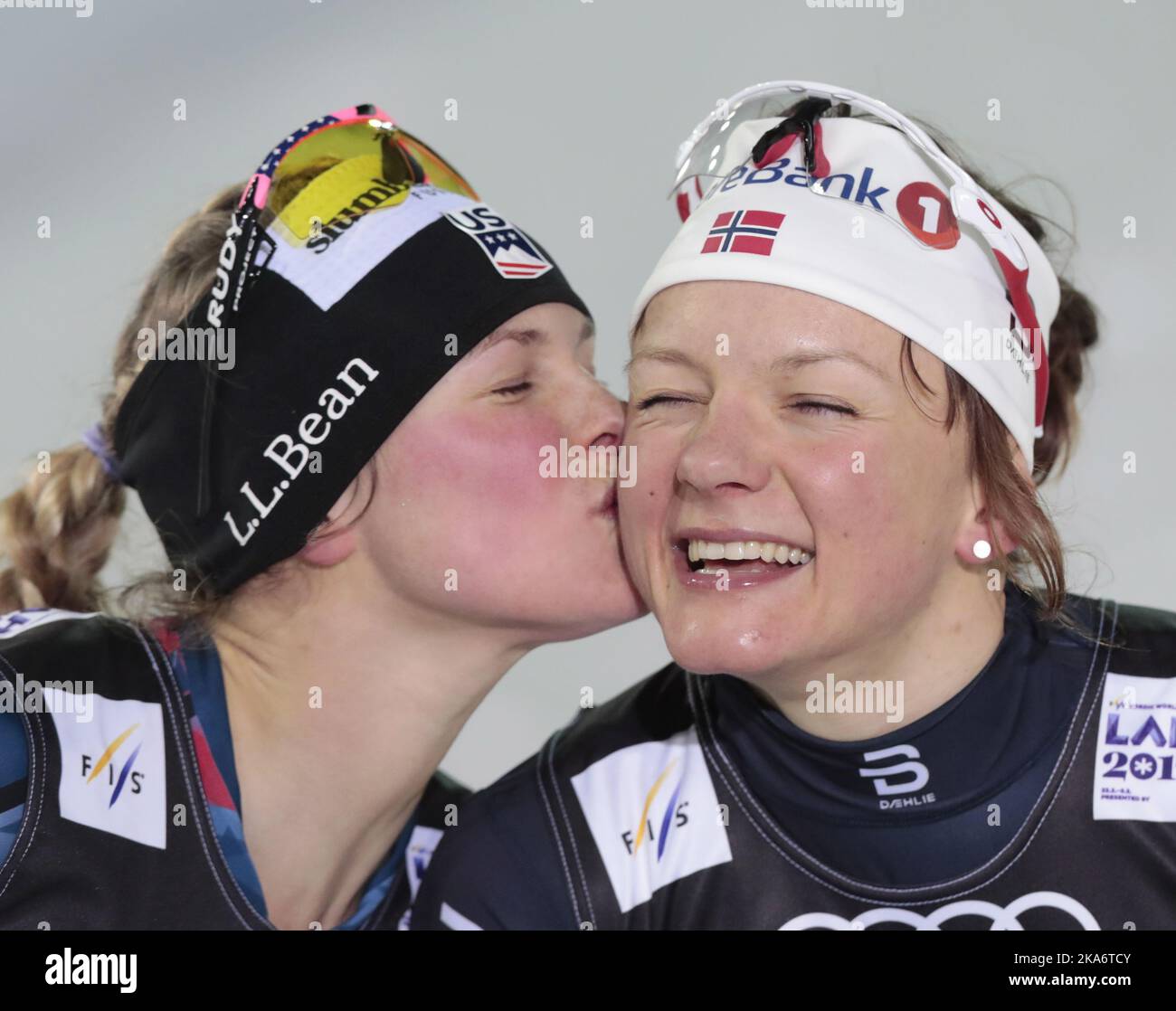 LAHTI, FINNLAND 20170223.FIS Nordische Skiweltmeisterschaft 2017 Lahti. 1,4 km. Sprint Finals freie Technik Frauen. Maiken Caspersen Falla (rechts) und Jessica Diggins aus den USA feiern ihre Medaillen im Sprintfinale am Donnerstag. Foto: Lise Aaserud / NTB scanpix Stockfoto