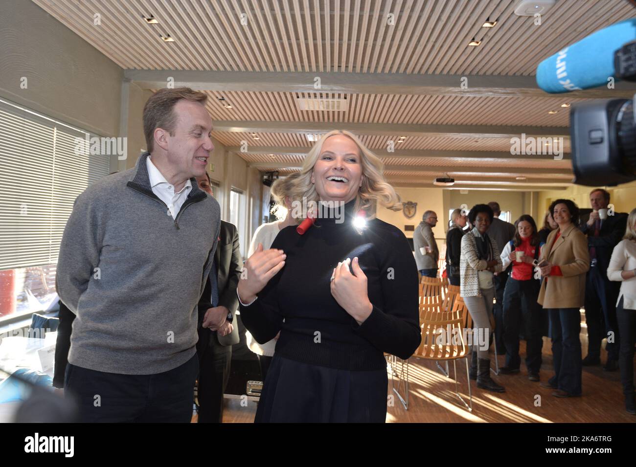 Trondheim, Norwegen 20170307. Kronprinzessin Mette-Marit und Außenministerin Boerge Brende sowie führende Vertreter von UN Women and Innovation Norway sind auf dem Place in Trondheim, wo sie ein neues Kooperationsabkommen über effektive Lösungen bei Hilfsmaßnahmen und humanitären Krisen unterzeichnet haben. Die Kronprinzessin mit Blitzlicht. Foto: NED Alley / NTB scanpix Stockfoto