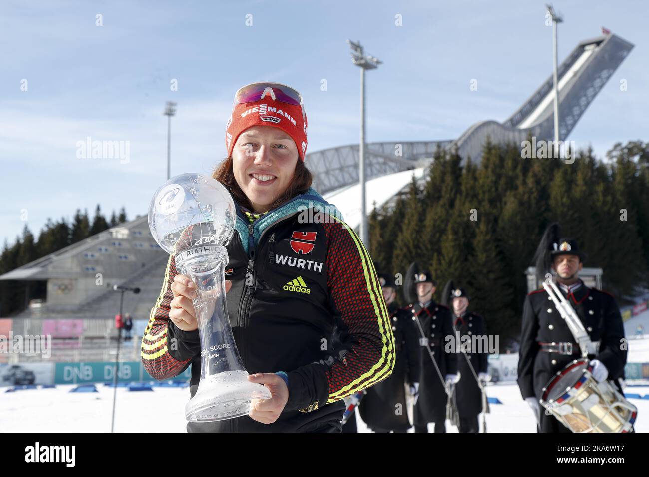 Laura dahlmeier aus Deutschland mit der Trophäe für den Gesamtsieg im IBU Biathlon-Weltcup der Frauen in Oslo, 19. März 2017. Foto von Heiko Junge, NTB scanpix Stockfoto