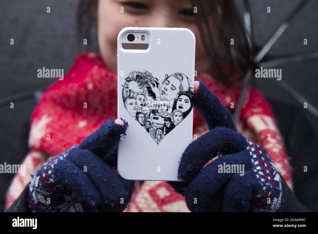 OSLO, Norwegen 20170330. Die 26-jährige Naoko Takayanagi aus Japan kam nach Oslo, um eine „SKAM (SHAME) Safari zu erleben und gleichgesinnte Fans zu treffen. Sie schießt alle bekannten Orte mit ihrem Mobiltelefon, das über eine „SKAM“-Abdeckung verfügt. Foto: Heiko Junge / NTB scanpix Stockfoto