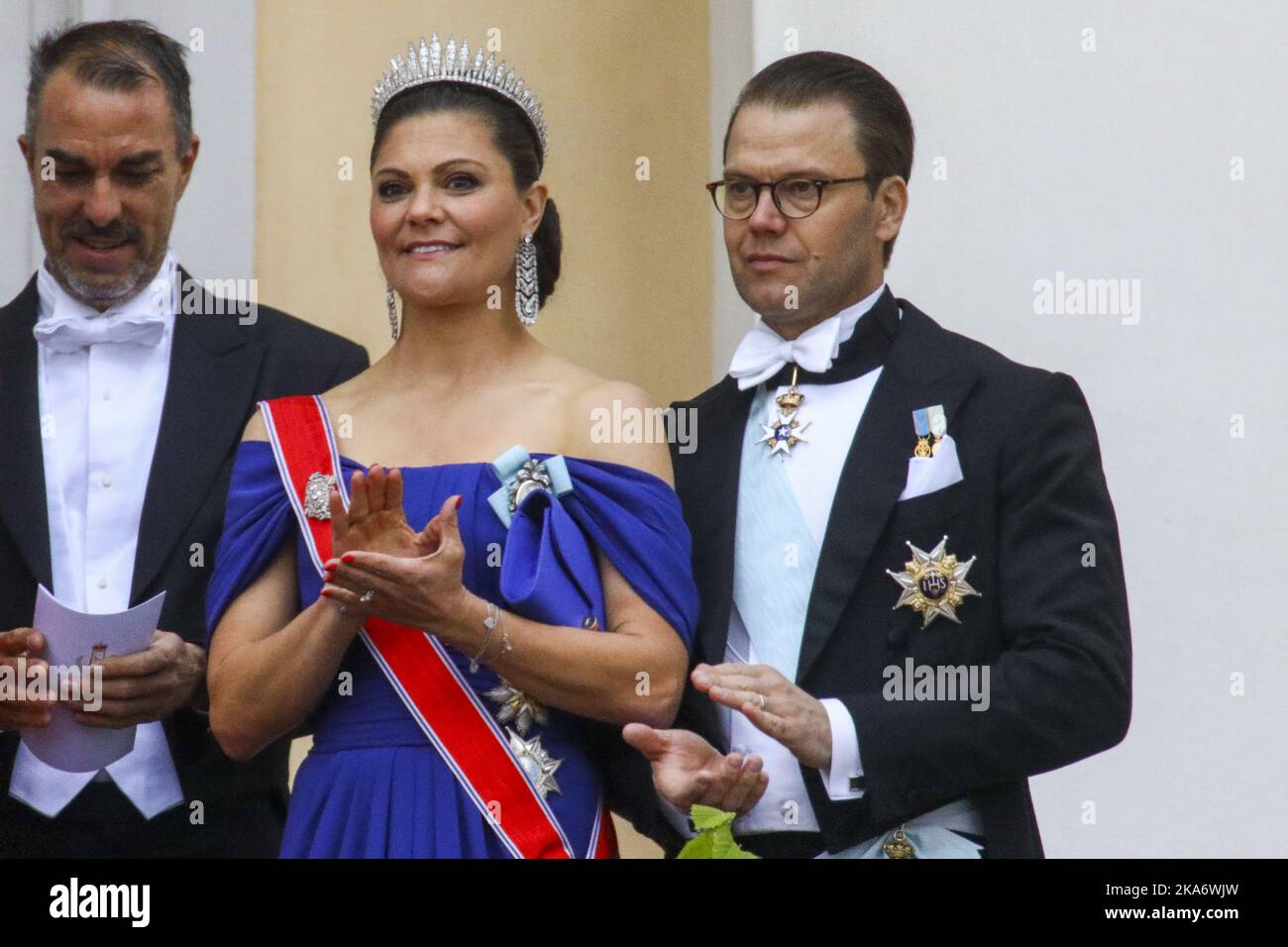 Oslo, Norwegen 20170509. Kronprinzessin Victoria von Schweden und Prinz Carl Philip (rechts) begrüßen das Publikum aus dem Palastbalkon anlässlich des 80.-jährigen Bestehens des norwegischen Königspaares. Foto: Audun Braastad / NTB scanpix Stockfoto