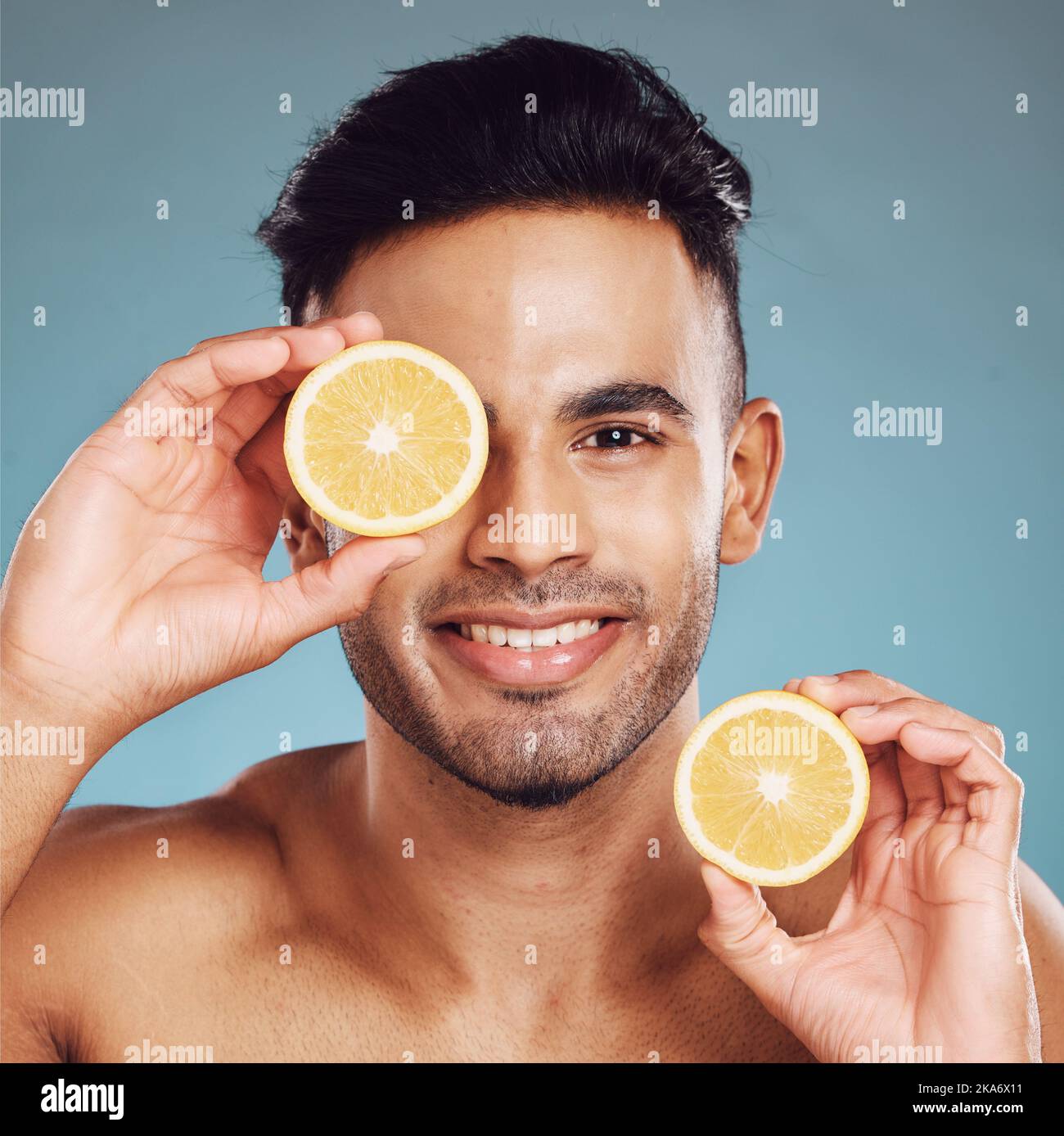 Hautpflege in der Natur, Schönheit und Mann mit Zitrone für Vitamin C Gesichtsentgiftung für die Gesundheit, natürliche und gesunde Haut leuchten. Obst, Wellness und Stockfoto