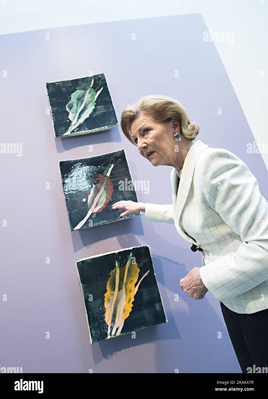 Bergen, Norwegen 20170523. Königin Sonja mit der Ausstellung 'Underveis', wenn CODE 1 heute wieder öffnet. Foto: Marit Hommedaille / NTB scanpix Stockfoto