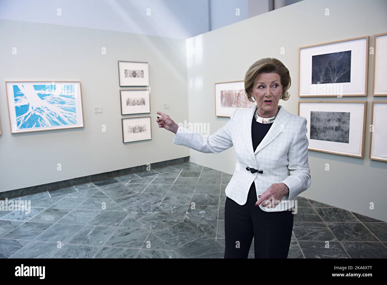 Bergen, Norwegen 20170523. Königin Sonja mit der Ausstellung 'Underveis', wenn CODE 1 heute wieder öffnet. Foto: Marit Hommedaille / NTB scanpix Stockfoto