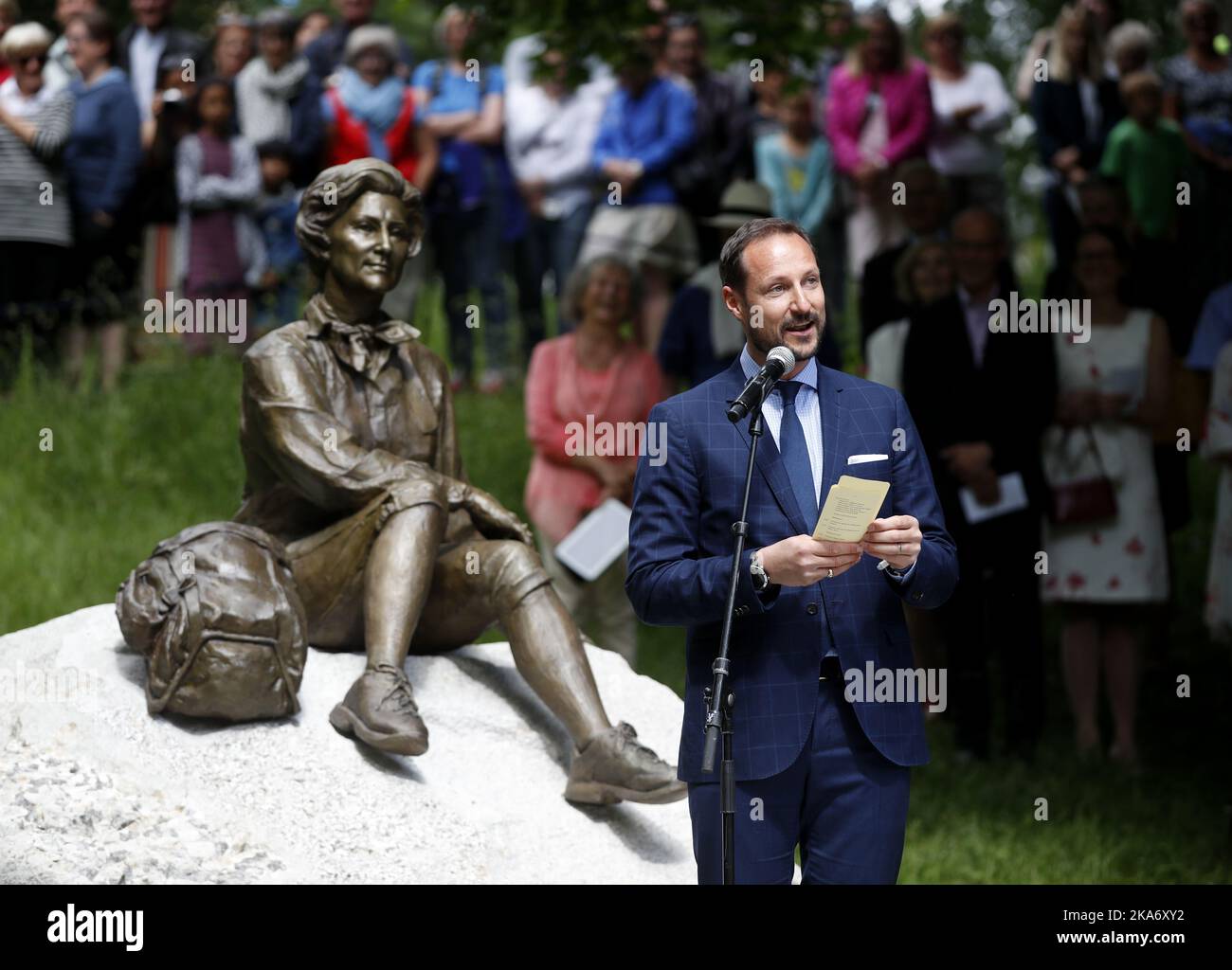 Oslo, Norwegen 20170704. Kronprinz Haakon mit dem Geschenk der Norwegischen Trekkingvereinigung (DNT) an Königin Sonja im Queen Park anlässlich des 80. Geburtstages von Königin Sonja. Die Künstlerin Kirsten Kokkin hat die Bronzeskulptur angefertigt, die von den Enkelkindern freigelegt wurde. Königin Sonja Art Stablel eröffnet in den Palästen alte Stallgebäude zum 80.. Geburtstag der Königin. Foto: Lise Aaserud / NTB scanpix [LANUAGESEPARATOR] Oslo 20170704. Kronprins Haakon ved DNTs gab til dronning Sonja. Kong Harald, dronning Sonja, kronprinsesse Mette-Marit, prins Sverre Magnus, Leah Isadora Behn, Maud Angel Stockfoto