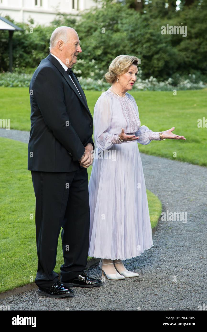 Oslo, Norwegen 20170705. König Harald und Königin Sonja kommen zu einem Abendessen anlässlich des Geburtstages von Königin Sonja 80. auf der Bygdoy Royal Farm Dienstag. Foto: Audun Braastad / NTB scanpix Stockfoto