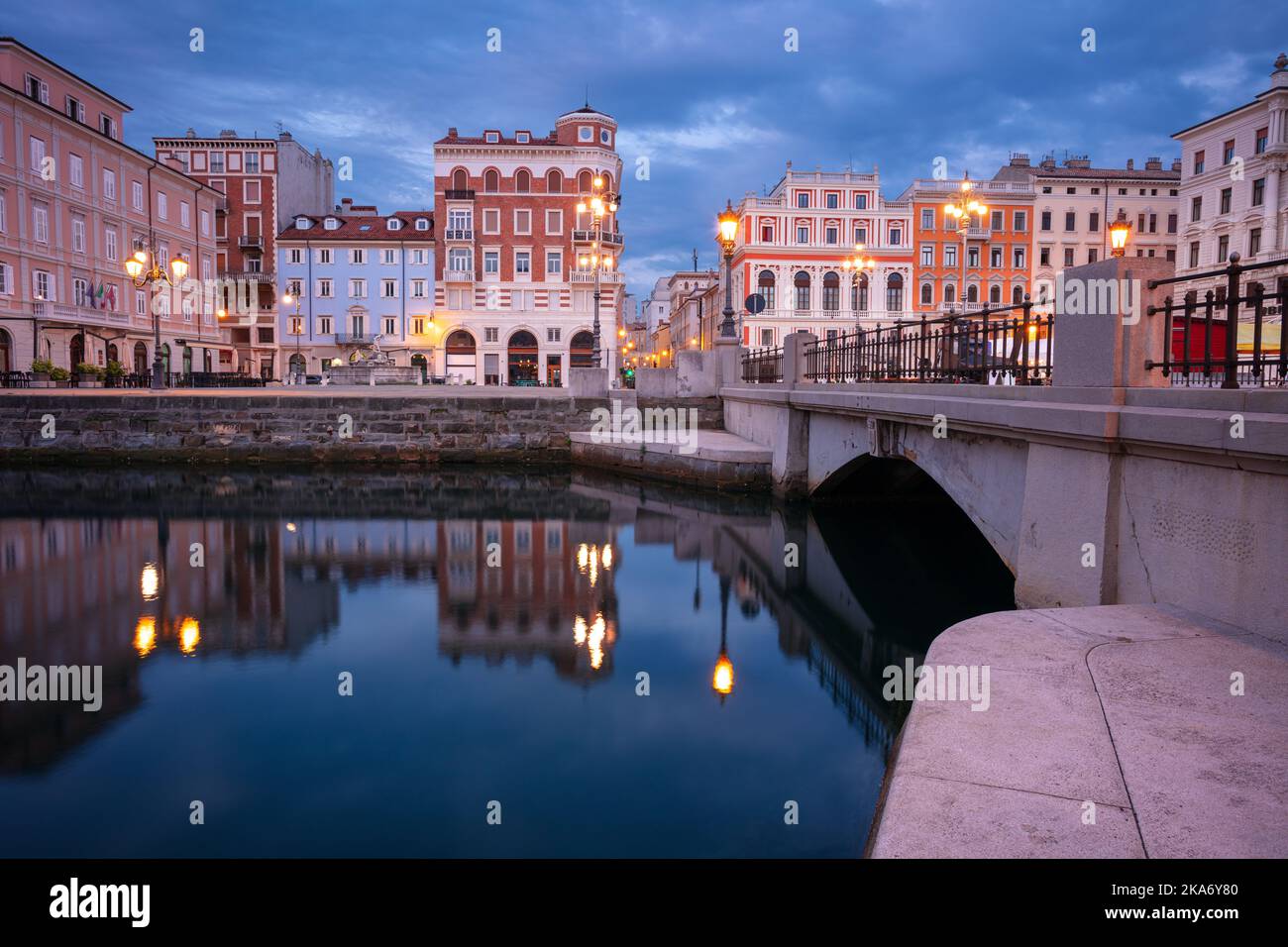 Triest, Italien. Stadtbild der Innenstadt von Triest, Italien bei Sonnenaufgang. Stockfoto