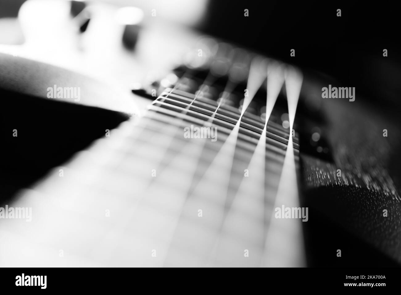 Nahaufnahme schwarze E-Gitarre auf schwarzem Hintergrund Stockfoto