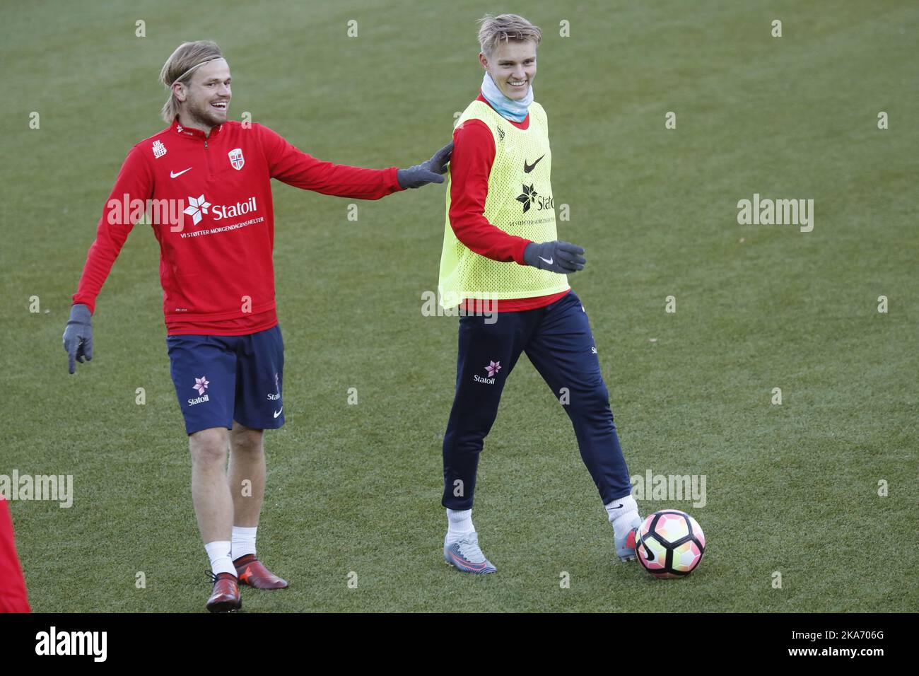 Drammen, Norwegen 20171009. Iver Fossum und Martin Oedegaard am Montag beim U-21-Training im Marienlyst-Stadion vor der morgigen internationalen U-21 gegen Deutschland. Foto: Terje Bendiksby / NTB scanpi Stockfoto