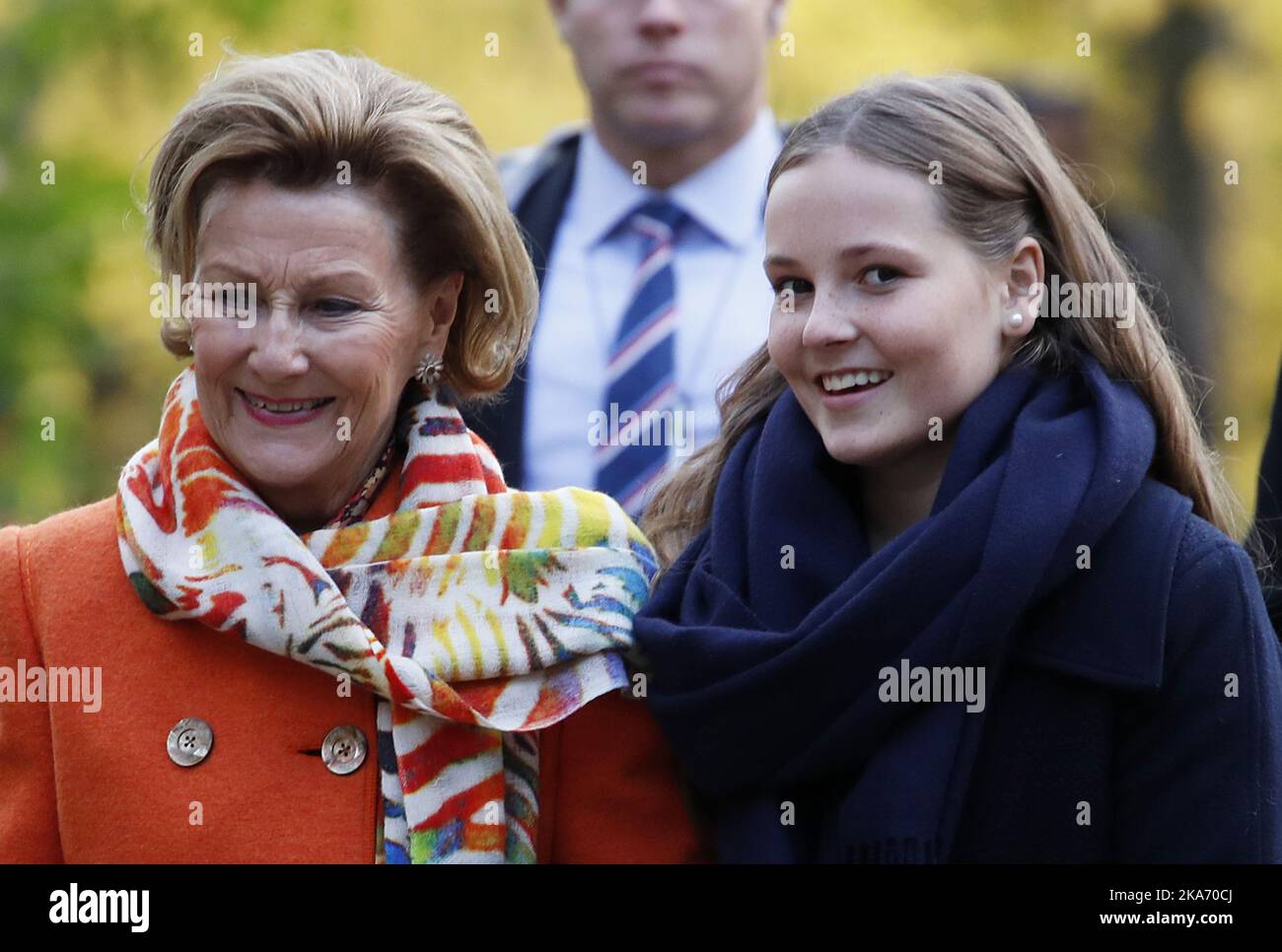 Oslo, Norwegen 20171019. Königin Sonja (links) und Prinzessin Ingrid Alexandra (rechts) werden zusammen mit Kronprinzessin Mette-Marit zwei neue Skulpturen im Skulpturenpark von Prinzessin Ingrid Alexandra im Palace Park in Oslo enthüllen. Foto: Lise Aaserud / NTB scanpix Stockfoto