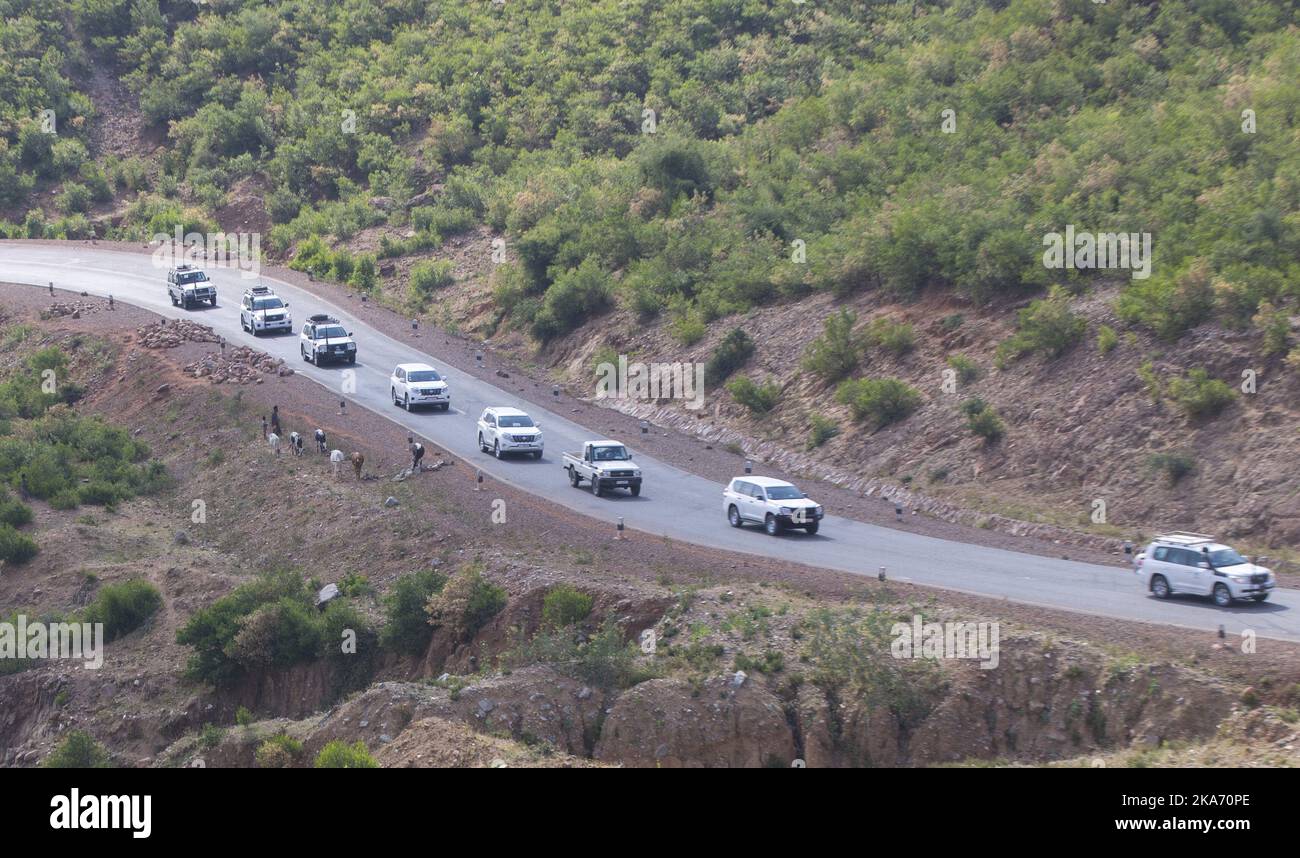 Addis Abeba, Äthiopien 20171109. Kronprinzessin Mette-Marit und Kronprinz Haakon fuhren viele Stunden mit dem Auto, als sie das Hitsats Flüchtlingslager in Shire besuchten. Die Autokolonne passiert einen Hirten mit seinen Tieren. Foto: Vidar Ruud / NTB scanpi Stockfoto