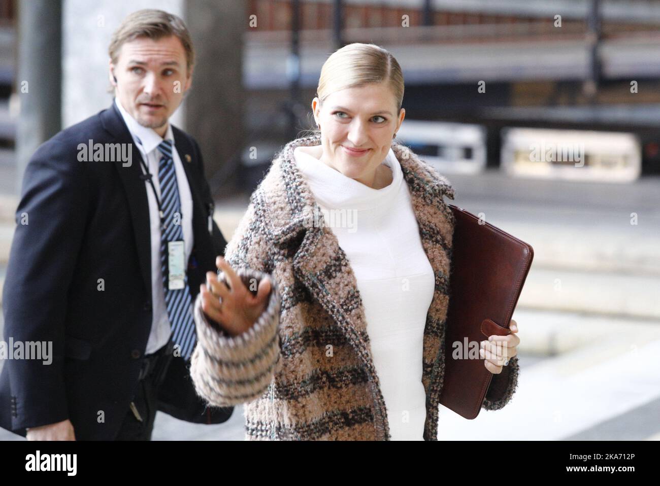 Oslo, Norwegen 20171210. Friedensnobelpreis 2017 an die Internationale Kampagne zur Abschaffung von Atomwaffen (ICAN). Die Exekutivdirektorin der ICAN, Beatrice Fihn, kommt vor der Sonntagszeremonie im Rathaus von Oslo an. Foto: Audun Braastad / NTB scanpi Stockfoto