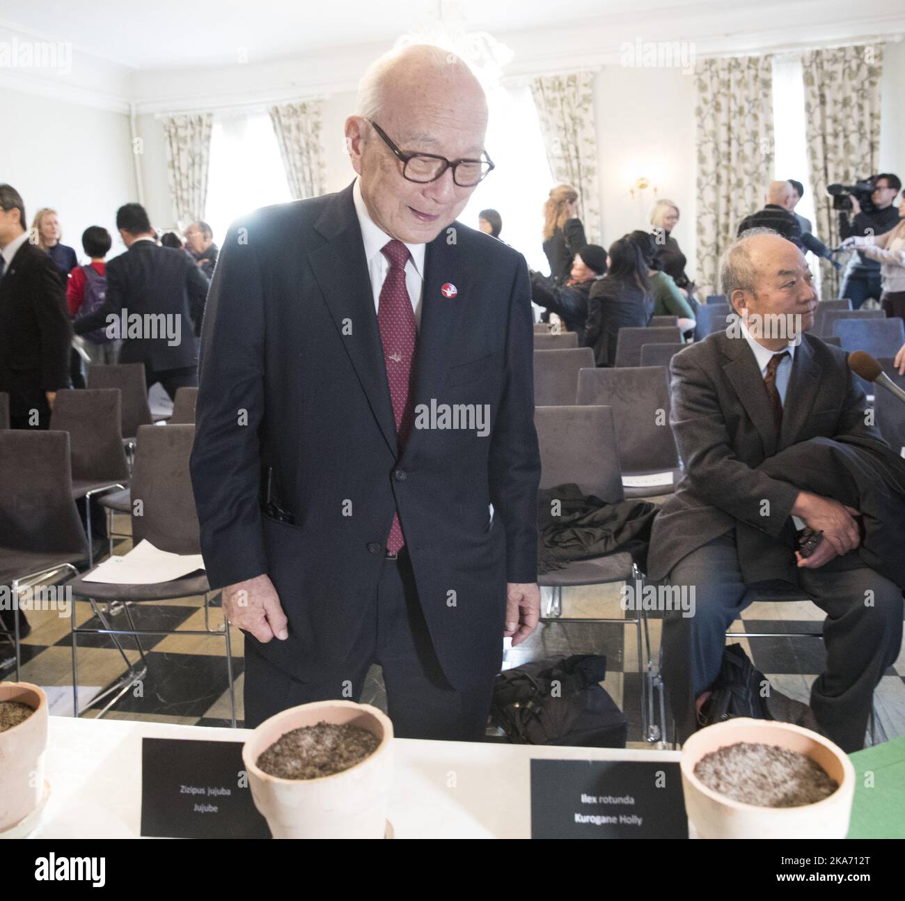 Oslo, Norwegen 20171209. Der japanische Nagasaki-Überlebende Tanaka Terumi, der auch Generalsekretär von Nihon Hidankyo ist, einer Japan-weiten Organisation von Atom- und Wasserstoffbombenkranken, sieht sich die Töpfe mit den angebrannten „Friedenssamen“ im Naturhistorischen Museum in Oslo an. Die Samen wurden von Hiroshima aus geflogen und von Bäumen gesammelt, die den Bombenangriff im Jahr 1945 überlebten. Dies geschieht einen Tag, bevor die ICAN den Friedensnobelpreis erhalten wird. Foto: Terje Bendiksby / NTB scanpix Stockfoto