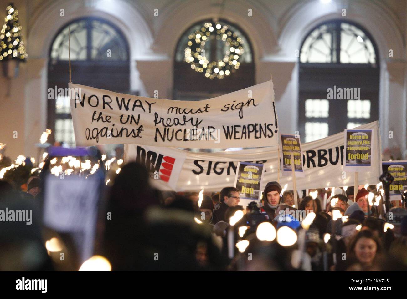 Oslo, Norwegen 20171210. Der Friedensnobelpreis 2017 geht an die Internationale Kampagne zur Abschaffung von Kernwaffen (ICAN). Fackelvormittag vor dem Grand Hotel am Sonntagabend. Foto: Audun Braastad / NTB scanpi Stockfoto