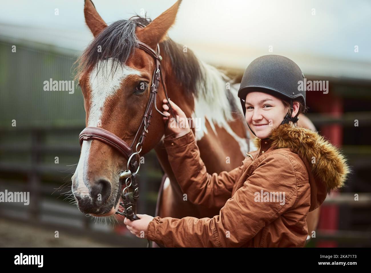 Meine beste Freundin hat Hufe. Ein Teenager-Mädchen bereitet sich darauf vor, ihr Pony auf einer Farm zu reiten. Stockfoto