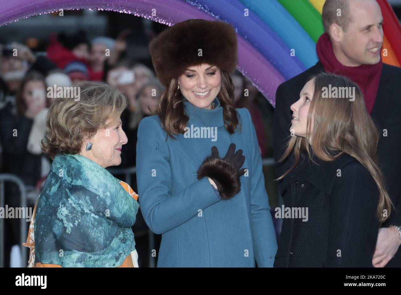 Oslo, Norway20180201. Prinz Wilhelm von Großbritannien und Herzogin Kate besuchen Norwegen. Königin Sonja, Herzogin Kate, Prinzessin Ingrid Alexandra und Prinz William auf dem königlichen Walkabout im Skulpturenpark von Prinzessin Ingrid Alexandra im Schlosspark. Foto: Lise Aaserud / NTB scanpix Stockfoto