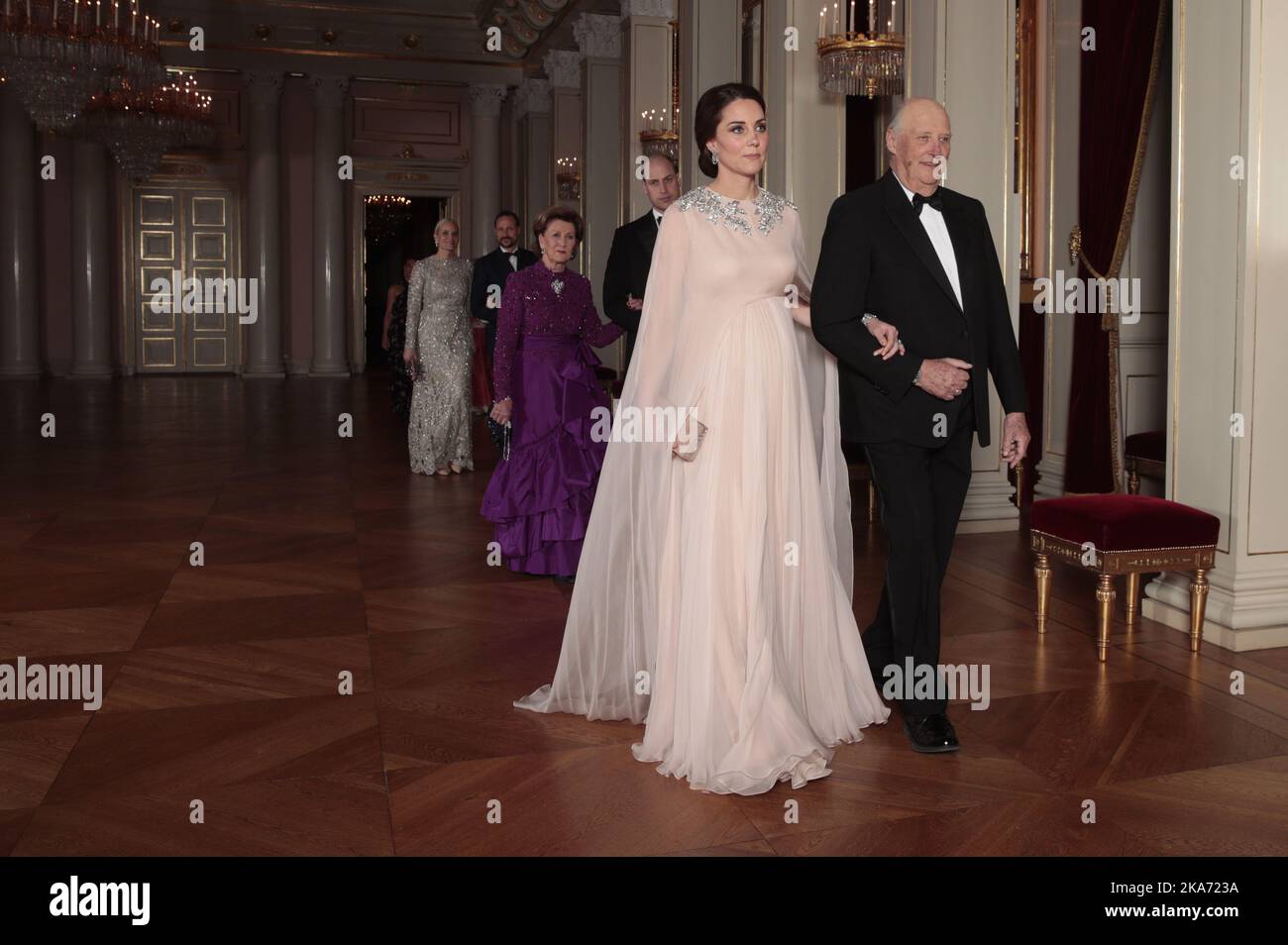 Oslo, Norwegen 20180201. König Harald und Herzogin Kate auf dem Weg zum Galadiner im Königlichen Palast im Zusammenhang mit dem Besuch von Prinz William und Herzogin Catherine in Norwegen. Es folgen Königin Sonja und Prinz William sowie Kronprinzessin Mette-Marit abd Kronprinz Haakon. Foto: Lise Aaserud / NTB scanpi Stockfoto