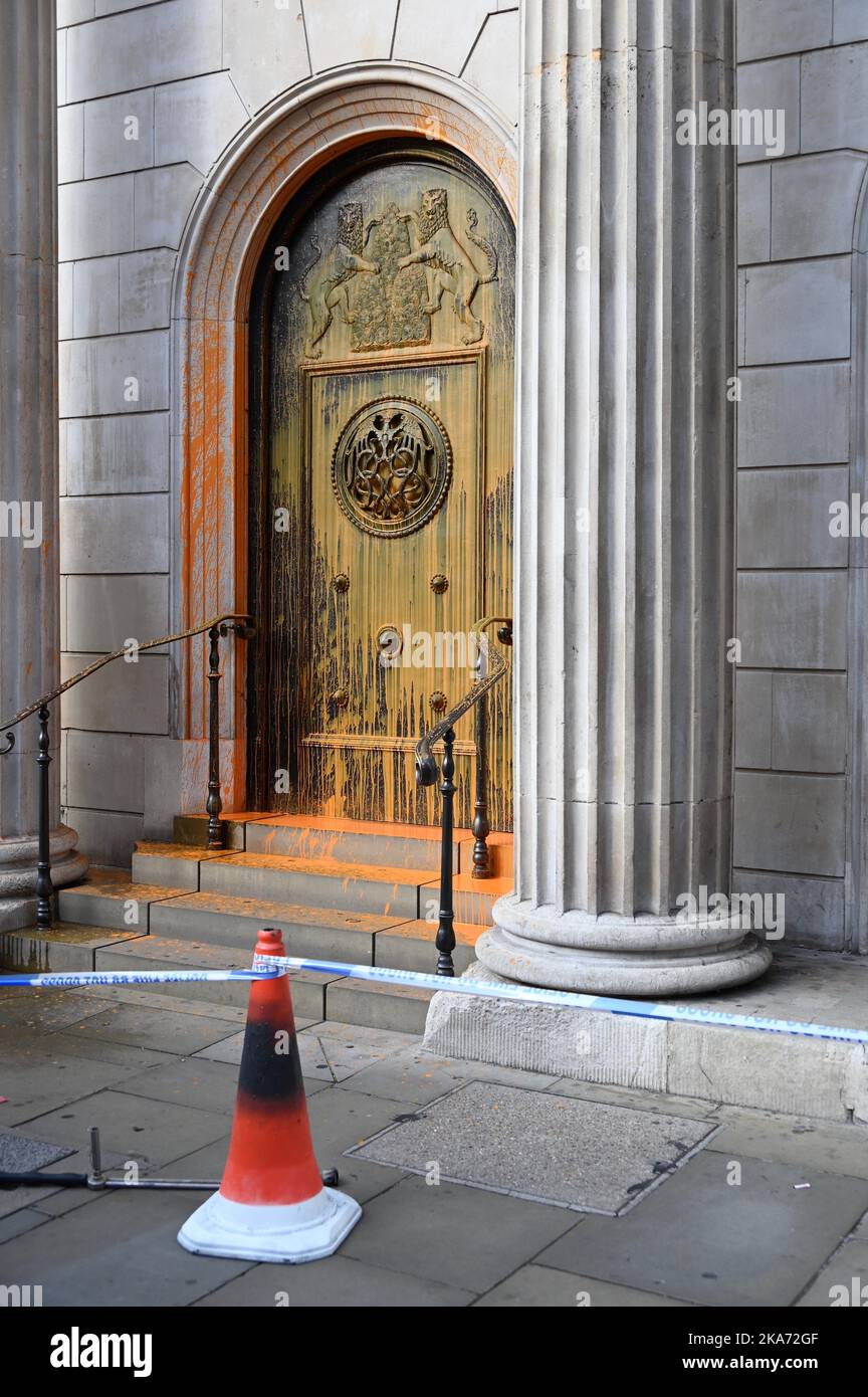 Aktivisten von Just Stop Oil sprühten die Bank of England am 31. Tag ihrer Umweltkampagne mit oranger Farbe. City of London, Großbritannien Stockfoto