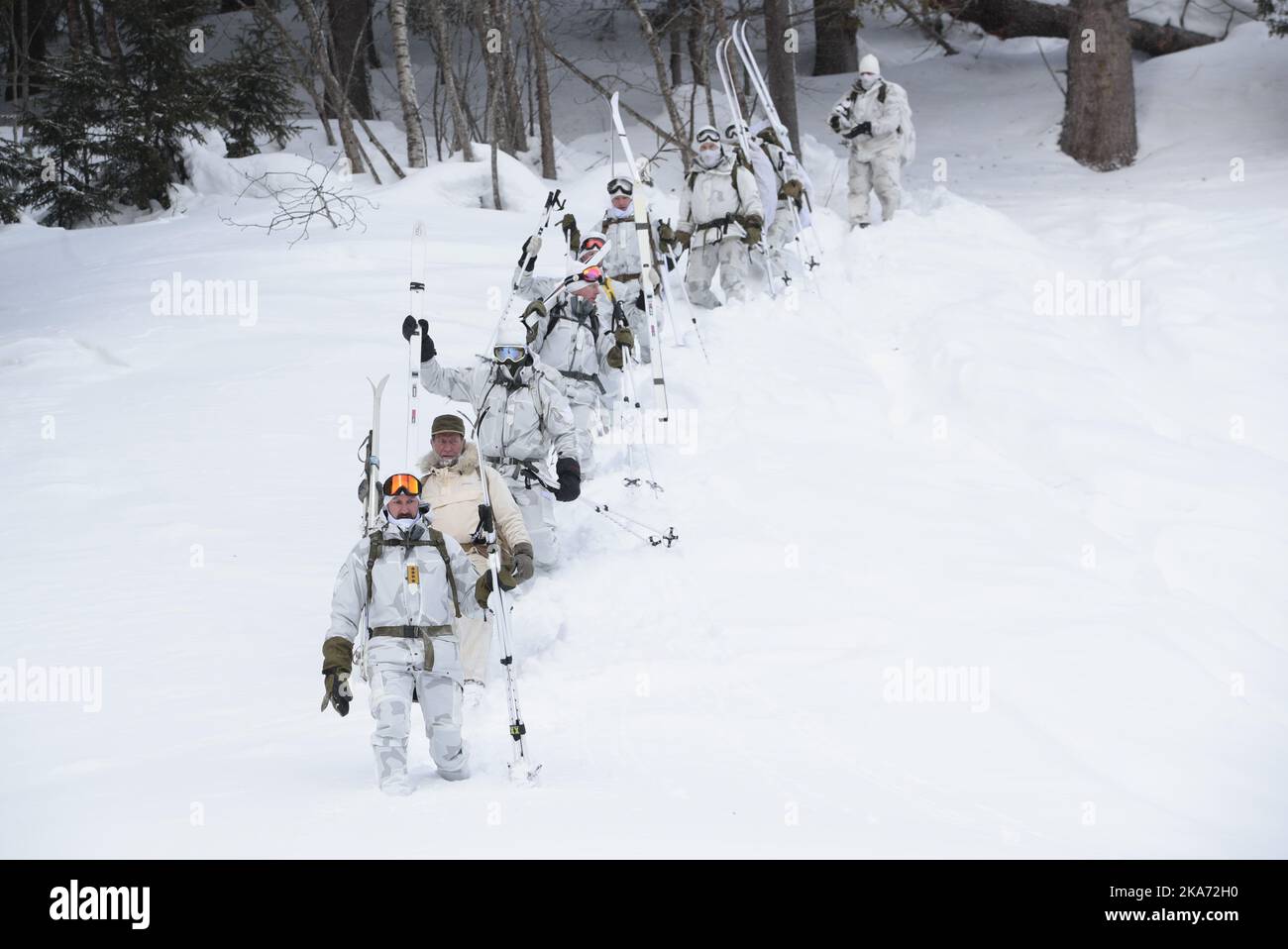 Vemork, Rjukan 20180228. Kronprinz Regent Haakon (vorne) nimmt am Mittwoch am 75.. Jahrestag der Schwerwasser-Sabotageoperation in Vemork Teil. Er folgt der Route der Saboteure Foto: Haakon Mosvold Larsen / NTB scanpix Stockfoto