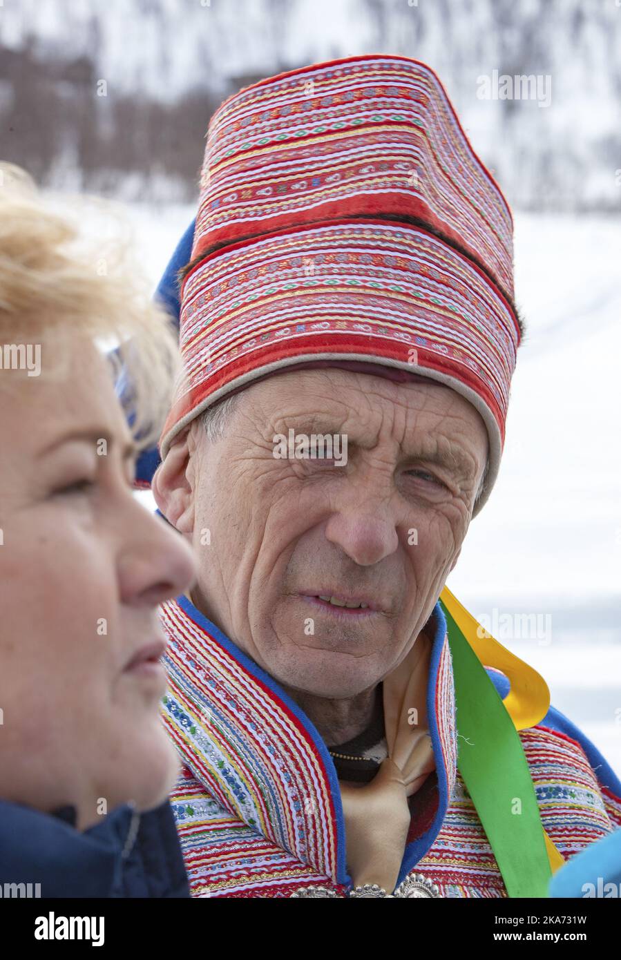 Alta 20180430. Die norwegische Premierministerin Erna Solberg besucht Nils Henrik Sara, die von der Rentierzucht und -Zucht in Finnmark, der nördlichsten Grafschaft Norwegens, lebt. Foto: ALF Ove Hansen / NTB Scanpix Stockfoto