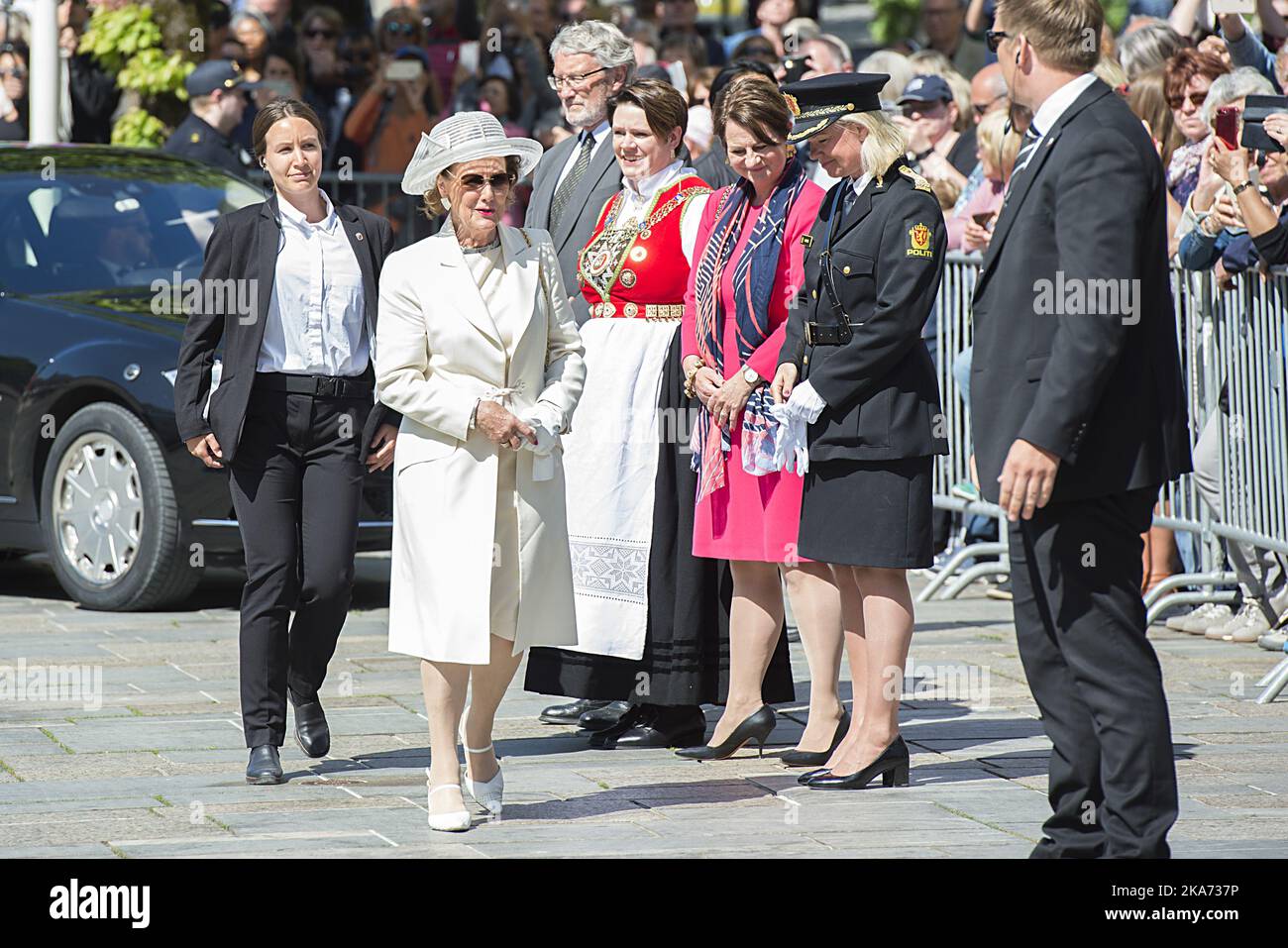 Bergen, Norwegen 20180523. HM Dronning Sonja kommt zur Eröffnung des Internationalen Festivals Bergen 66. an und wird von dem stellvertretenden Bezirkshauptmann Rune Fjeld, dem Bürgermeister Marte Mjos Persen, dem stellvertretenden Präsidenten Tone Wilhelmsen Troen und dem Polizeichef Kaare Songstad begrüßt. Foto: Marit Hommedaille / NTB scanpi Stockfoto