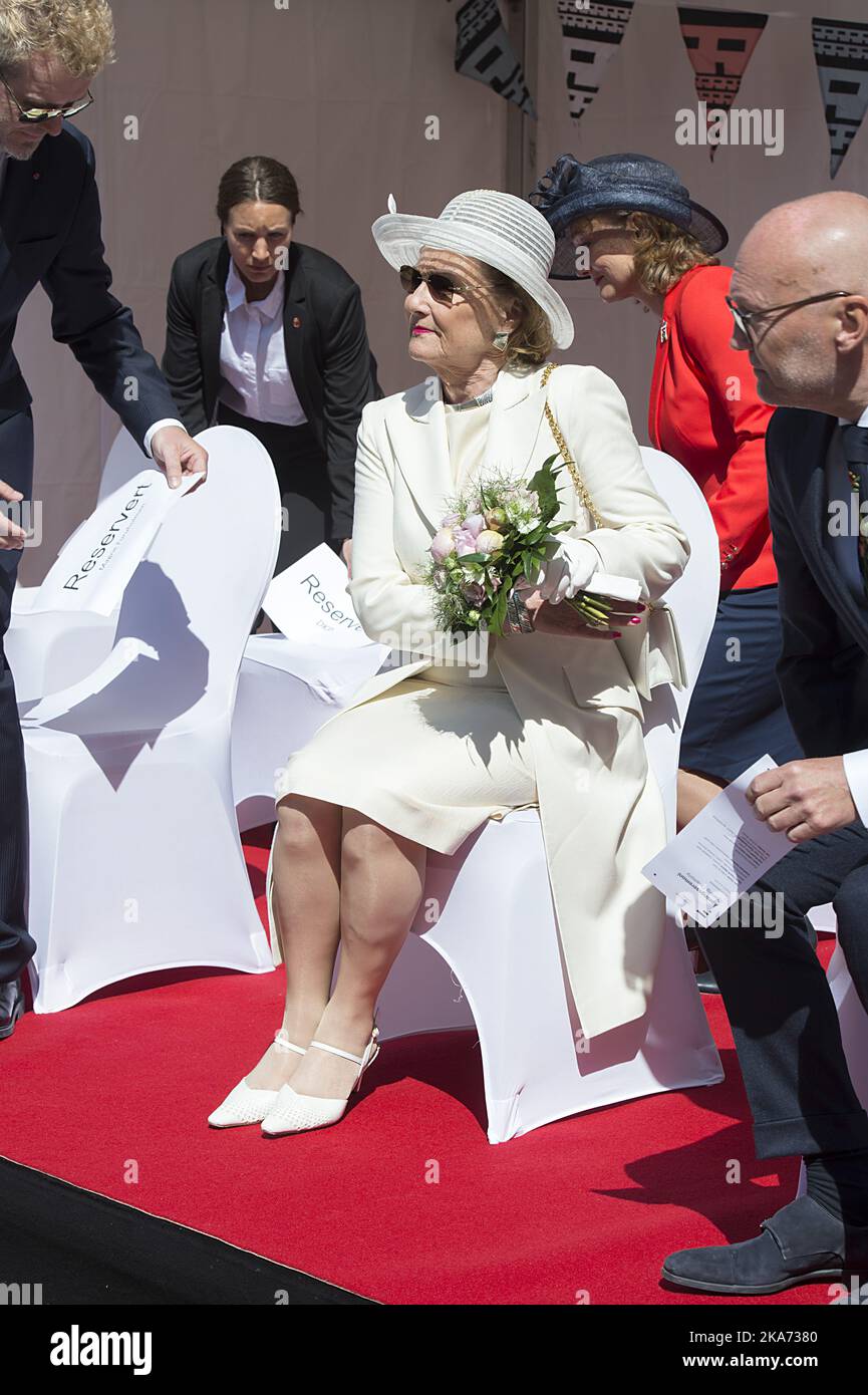 Bergen, Norwegen 20180523. HM Dronning Sonja bei der Eröffnung des Internationalen Festivals Bergen 66. zusammen mit dem Vorsitzenden des Festivals, Magne Furuholmen (links) und dem Regisseur anders Beyer. Foto: Marit Hommedaille / NTB scanpi Stockfoto