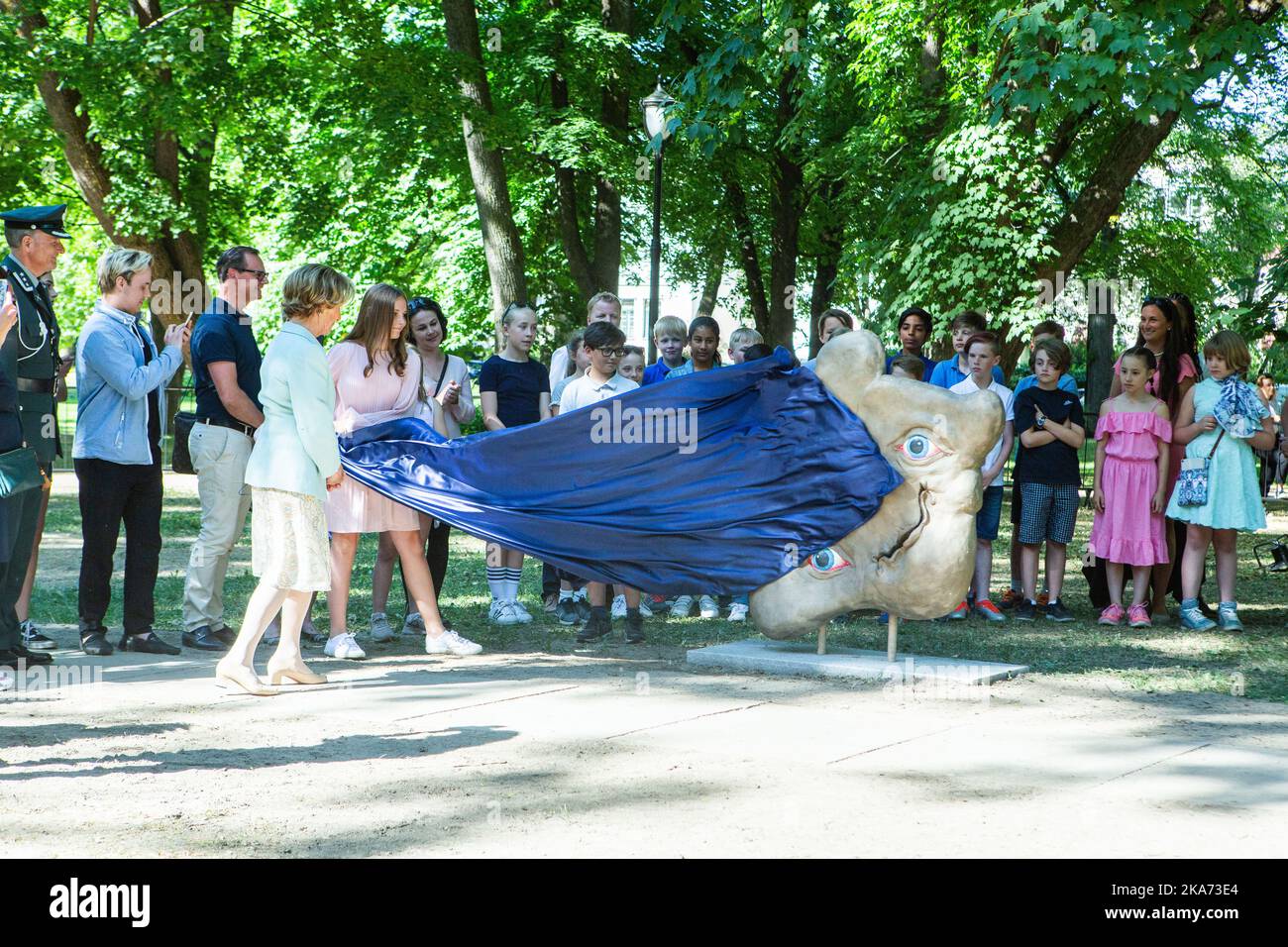 Oslo, Norwegen 20180607. Prinzessin Ingrid Alexandra und Königin Sonja enthüllten am Donnerstag im Skulpturenpark von Prinzessin Ingrid Alexandra im Schlosspark das Kunstwerk „Mitt Mot“ von Christian M. Andresen (10 Jahre). Foto: Erlend Dalhaug Daae / NTB scanpi Stockfoto