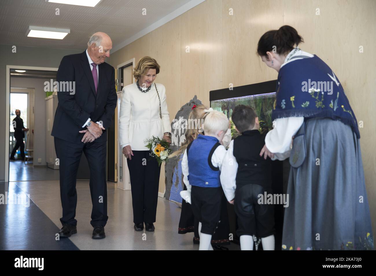 Vaeroy, Lofoten 20180613. König Harald und Königin Sonja besuchen den Kindergarten in Vaeroy. Führung im neu erbauten Kindergarten. Eirin Christensen begrüßt sie am Eingang. Kinder: Marina Kjellbakk 4 Jahre, Martin Jakobsen 4 Jahre, Julie Kristiansen 4 Jahre und Peder Benoninsen 4 Jahre Foto: Berit Roald / NTB scanpi Stockfoto