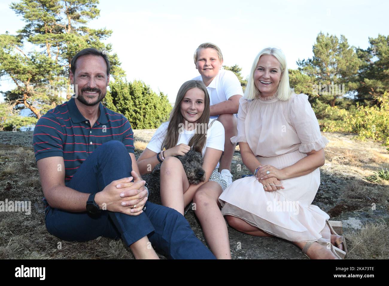 Maageroe 20180720. Der norwegische Kronprinz Haakon feiert mit seiner Familie seinen 45.. Geburtstag. Von links: Kronprinz Haakon, Prinzessin Ingrid Alexandra, Prinz Sverre Magnus und Kronprinzessin Mette-Marit. Foto: Lise Aaserud / NTB scanpix Stockfoto