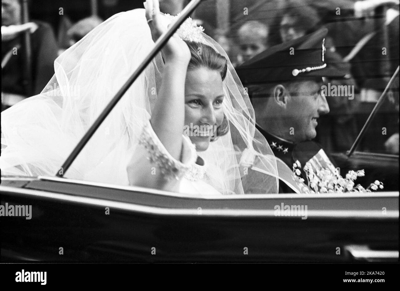 OSLO, Norwegen 19680829: FILEPHOTO. Königliche Hochzeit: Kronprinz Harald heiratet Sonja Haraldsen. Das Brautpaar wurde begrüßt, als sie nach der Zeremonie am 29. August 1968 in einem offenen Auto von der Kathedrale in Oslo zum Königlichen Palast fuhren. Kronprinzessin Sonja winkte aus dem Auto. Heute (29.august 2018) feiern sie ihren goldenen Hochzeitstag. Foto: Vidar Knai / SCANPIX Stockfoto