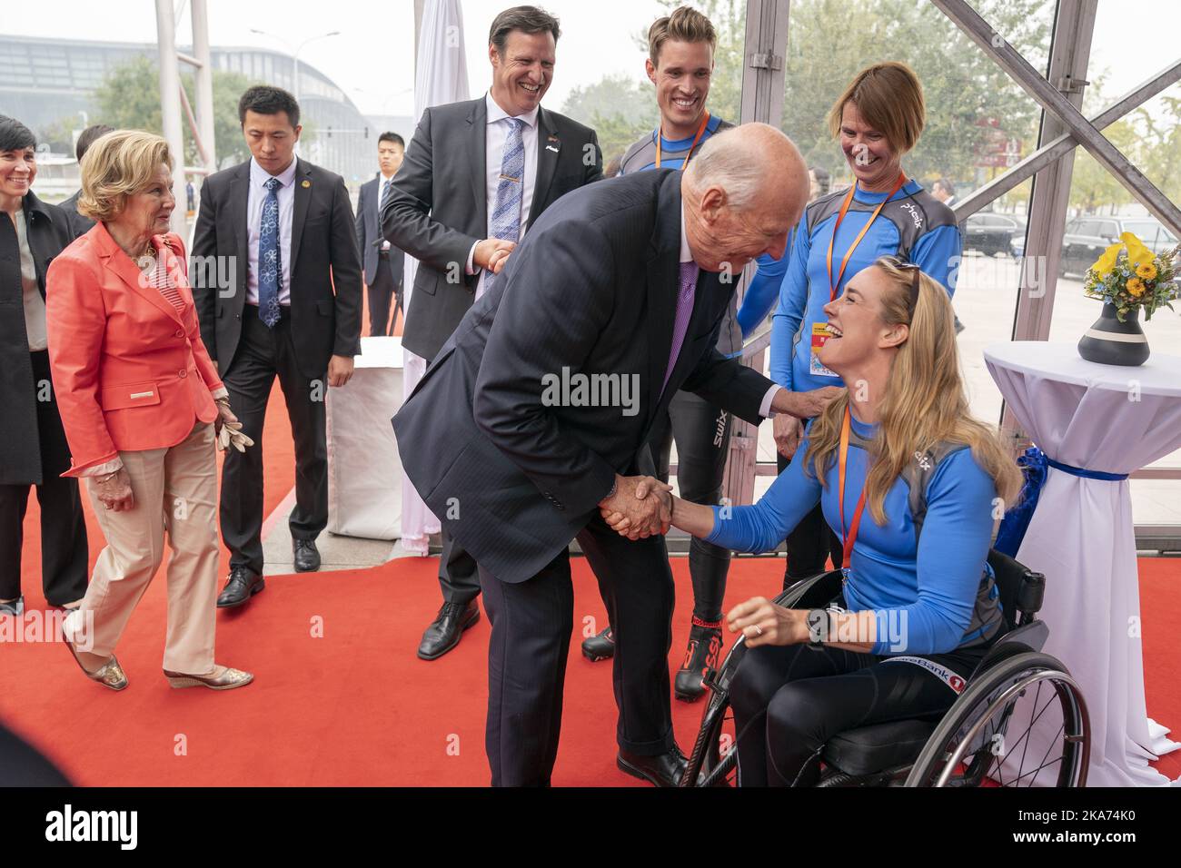 Peking, China 20181015. Von links: Außenministerin ine Eriksen Soereide, Königin Sonja, Sportpräsident Tom Tvedt, Weltmeister auf Rollskiern und Skilehrer der chinesischen Langlaufmannschaft, Ragnar Andresen, König Harald, Die ehemalige Skirennfahrerin Bente Skari und Birgits Skarstein begrüßen sich am Montag vor einem Rollski-Event in der Nähe von Chinas berühmtem Leichtathletik-Stadion, dem Vogelnest in Peking. Das Königspaar ist anwesend, um die sportliche Zusammenarbeit zwischen Norwegen und China auf höchstem Niveau zu markieren. Foto: Heiko Junge / NTB scanpix [ Stockfoto