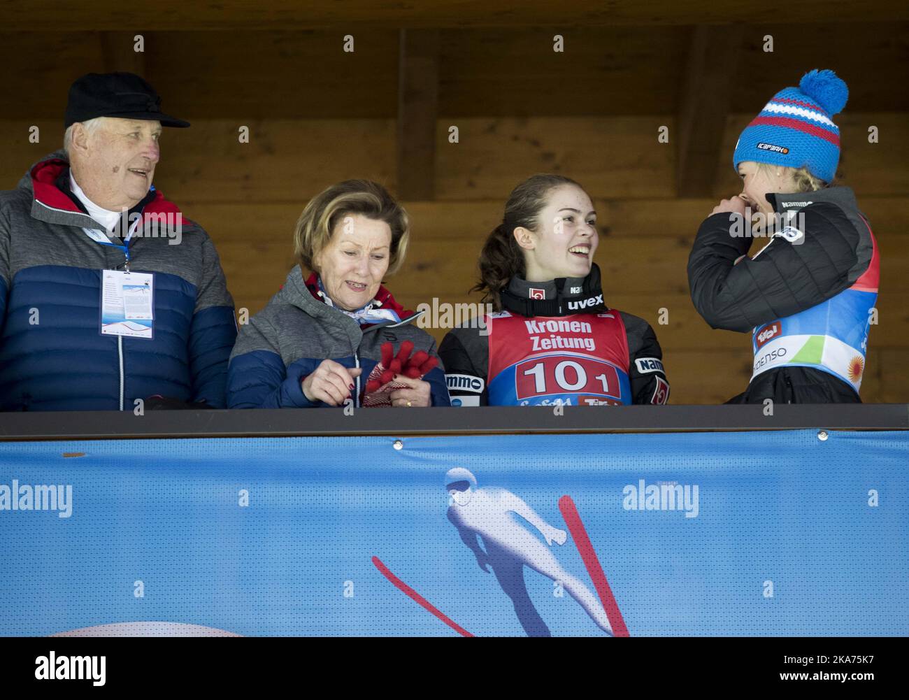 Seefeld, Österreich 20190226. König Harald, Königin Sonja, Anna Odine Stroem und Maren Lundby, unter den Skisprung-Mannschaftsfrauen bei den FIS Nordischen Skiweltmeisterschaften 2019 in Seefeld. Foto: Terje Pedersen / NTB scanpi Stockfoto