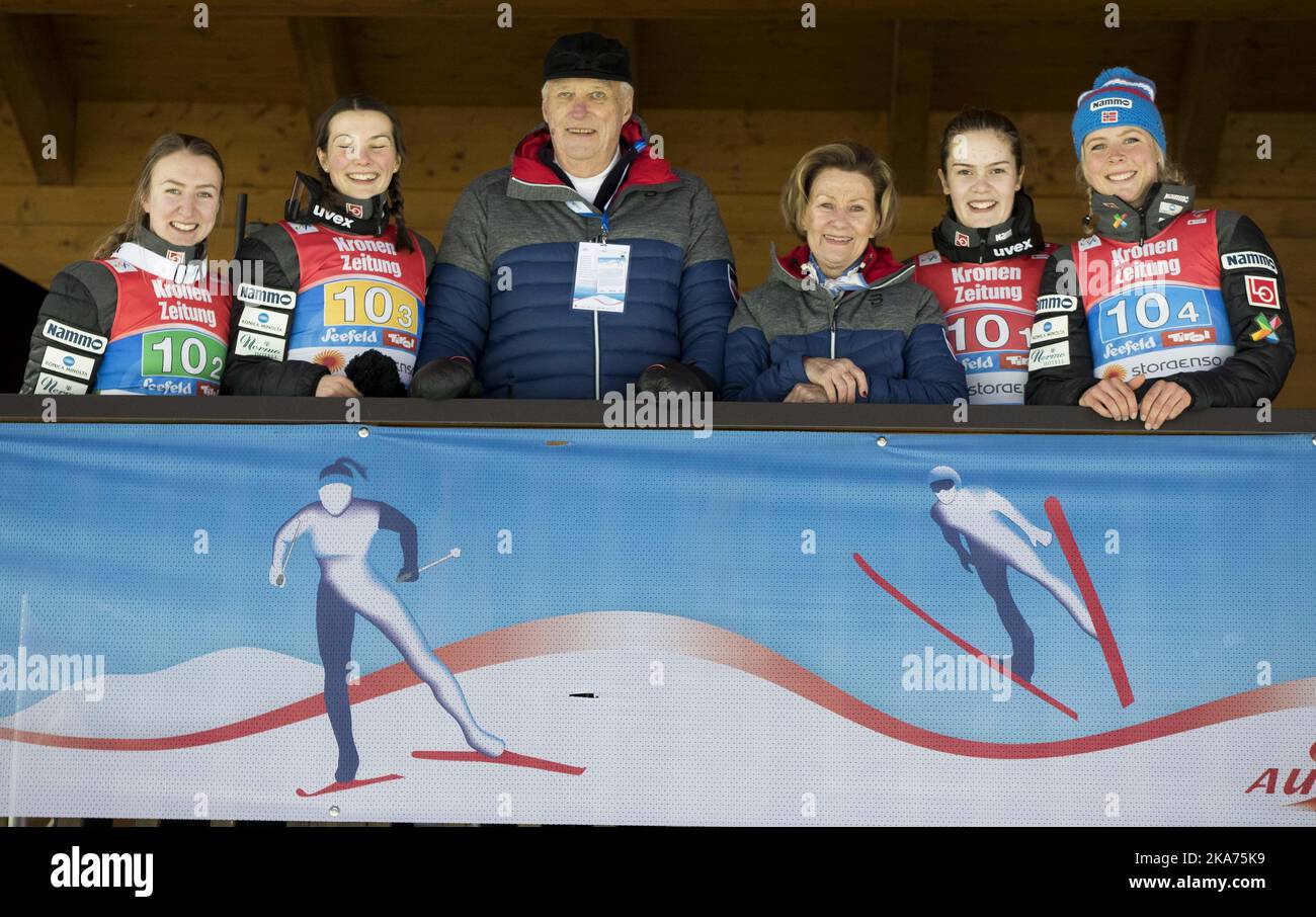 Seefeld, Österreich 20190226. Ingebjörg Saglen Braaten tv, Silje Opseth, King Harald, Queen Sonja, Anna Odine Stroem und Maren Lundby, während der Skisprungmanninnen im FIS Nordic World Ski Campionship 2019 in Seefeld. Foto: Terje Pedersen / NTB scanpi Stockfoto