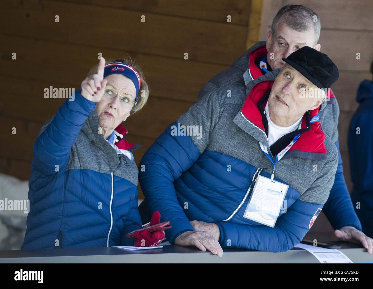 Seefeld, Österreich 20190226. Königin Sonja, König Harald und Präsident Erik Roeste vom Norwegischen Skiverband. Während der Skisprungmannschaft Frauen in der FIS Nordic World Ski Campionship 2019 in Seefeld. Foto: Terje Pedersen / NTB scanpi Stockfoto