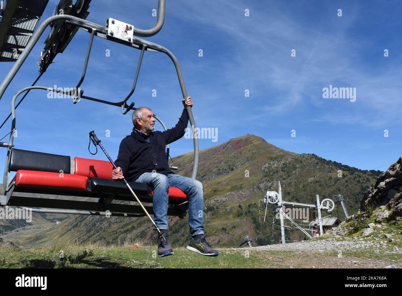 Ein touristischer Wanderer sitzt auf dem Skilift im Herbst Col du Somport in den pyrenäen an der Grenze zu Frankreich und Spanien Canfranc Spanien Stockfoto