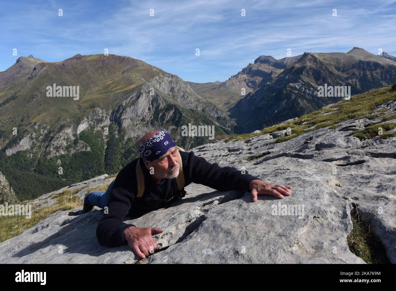 Mann klettert am Col du Somport in den pyrenäen an der Grenze zu Frankreich und Spanien Canfranc Spanien Stockfoto